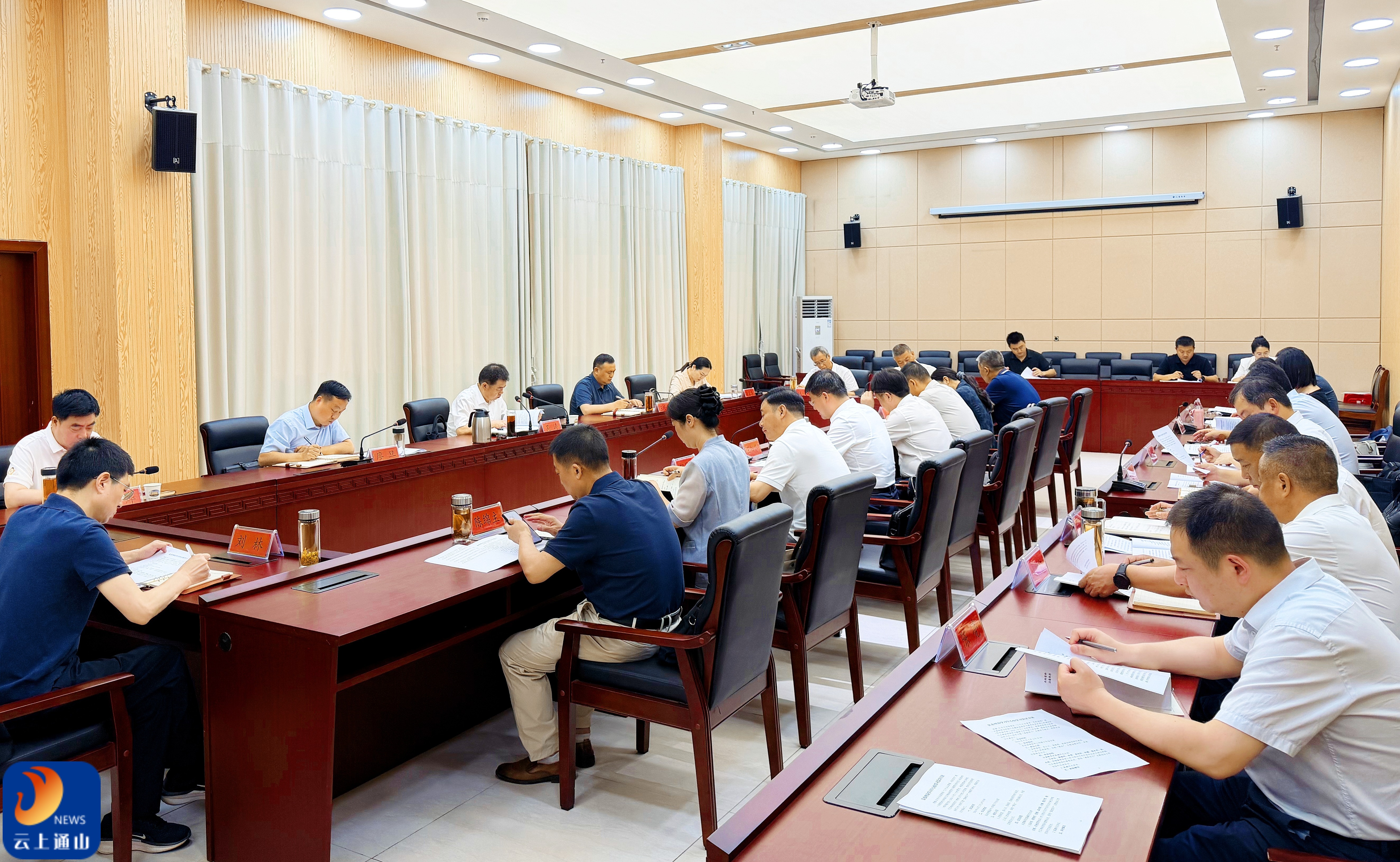 吴涛主持召开县委理论学习中心组集体学习会议