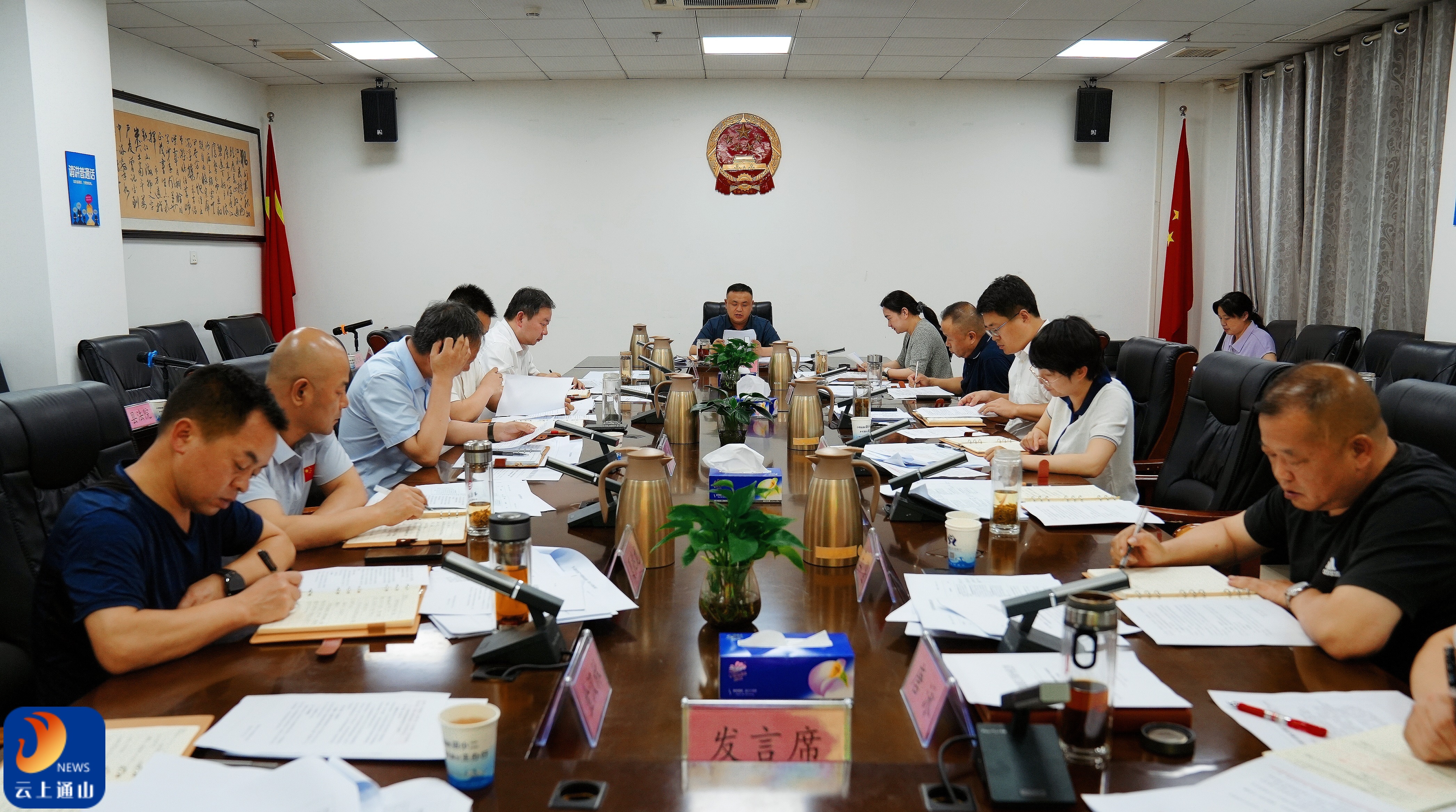 王功辉主持召开县政府党组理论学习中心组学习暨党组会议
