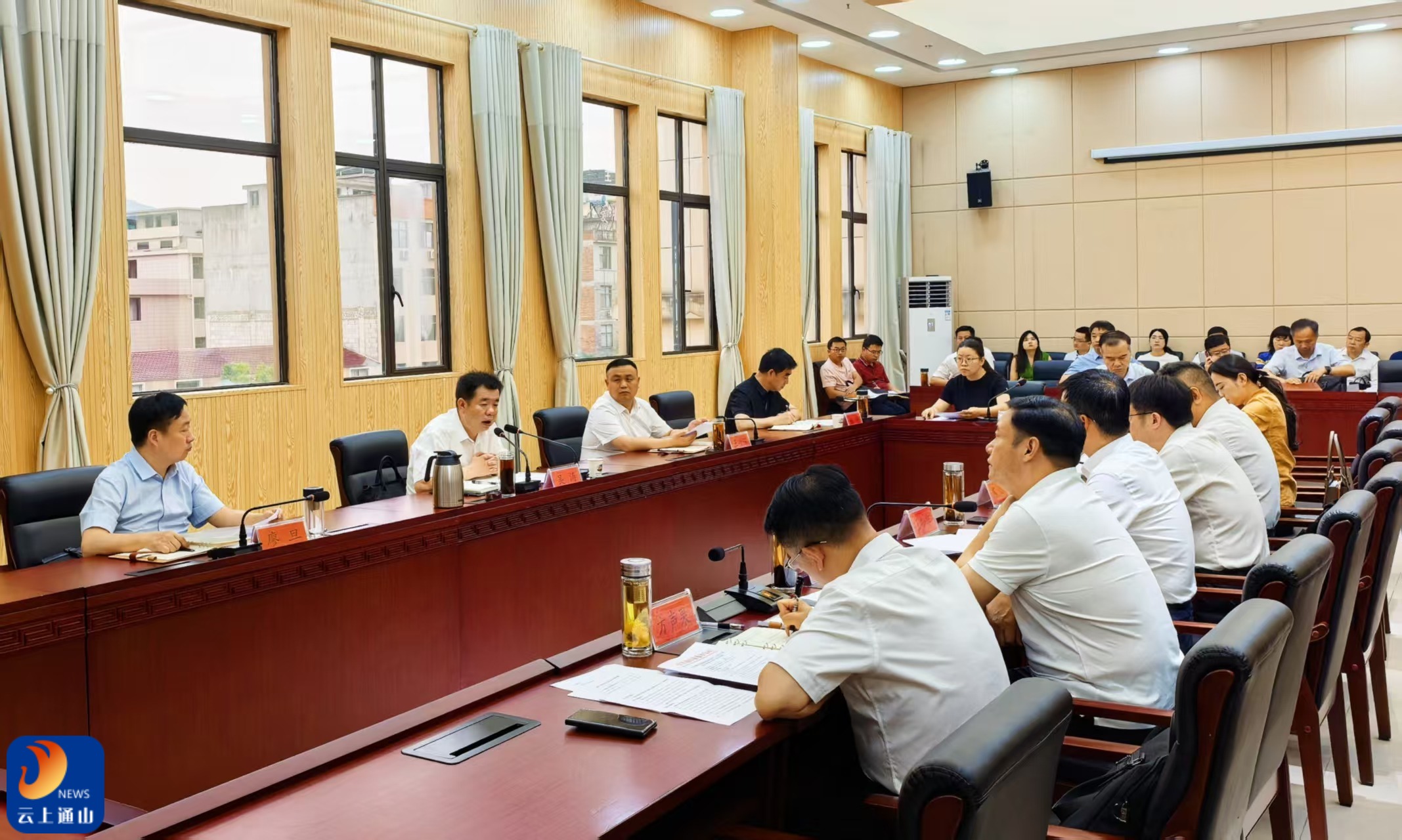 吴涛主持召开县委常委会会议