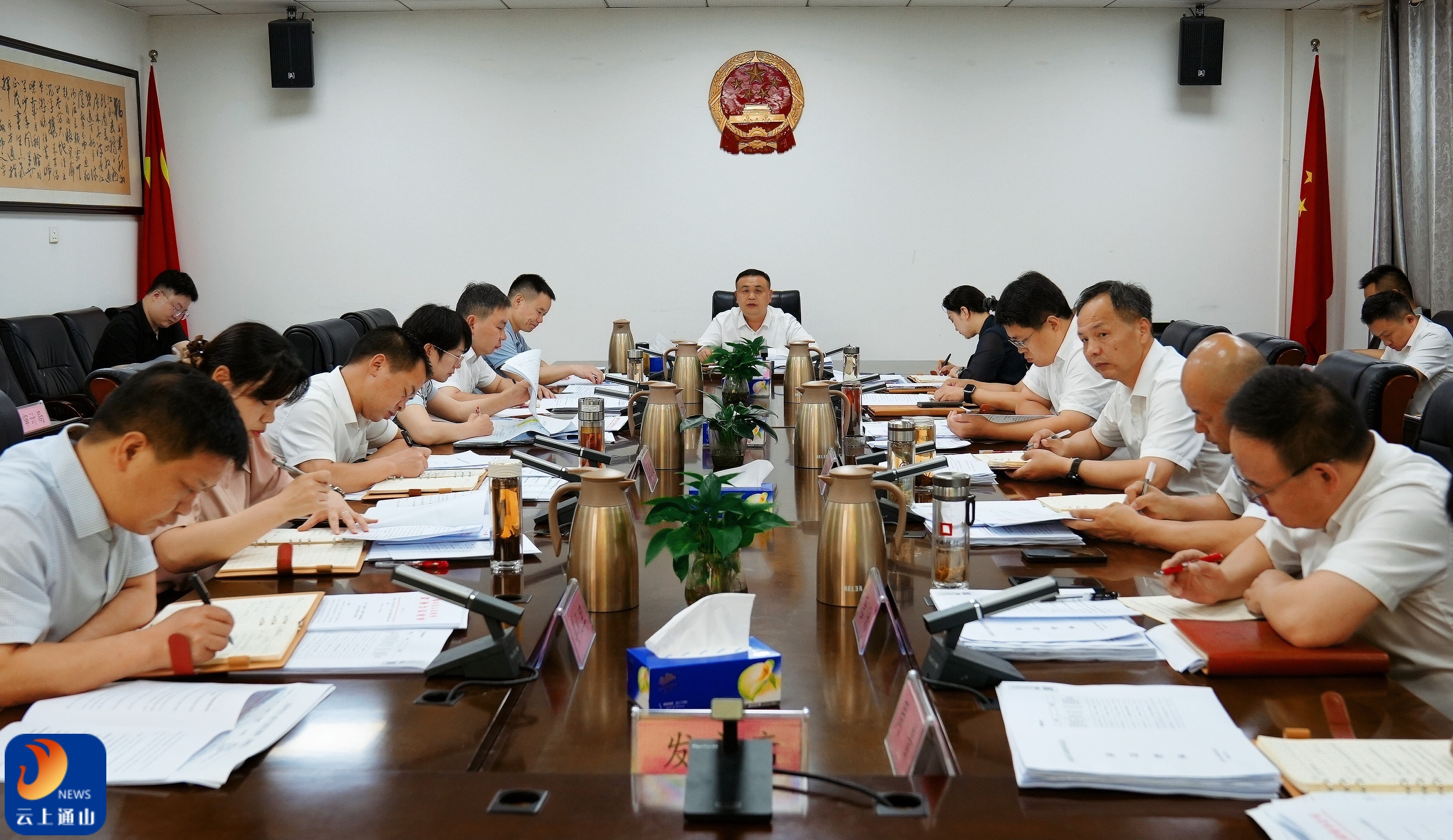 王功辉主持召开县政府常务会议