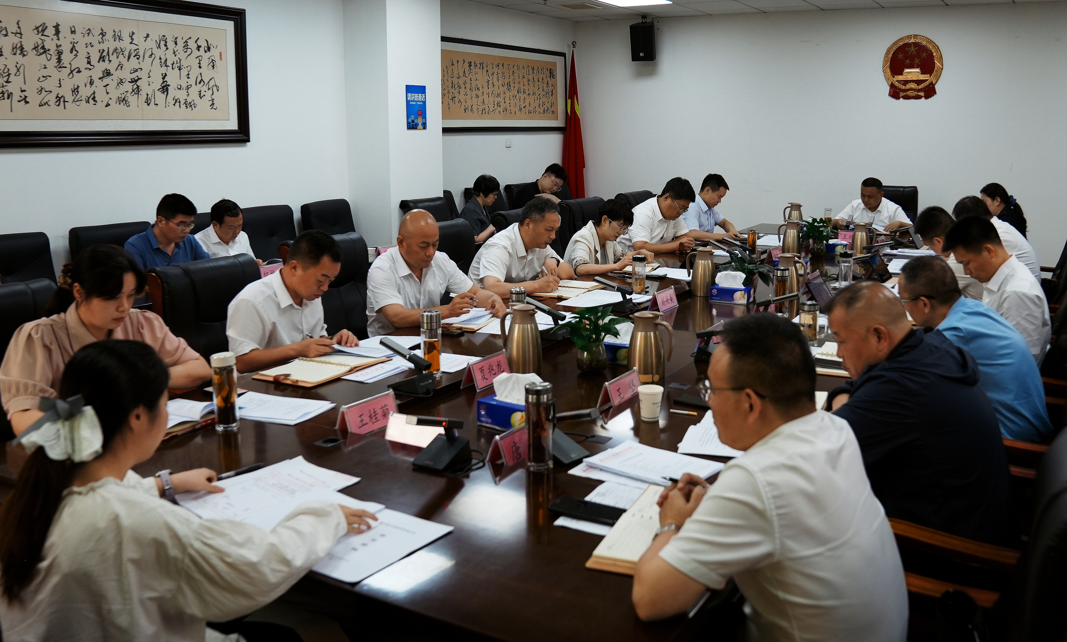 王功辉主持召开县政府常务会议
