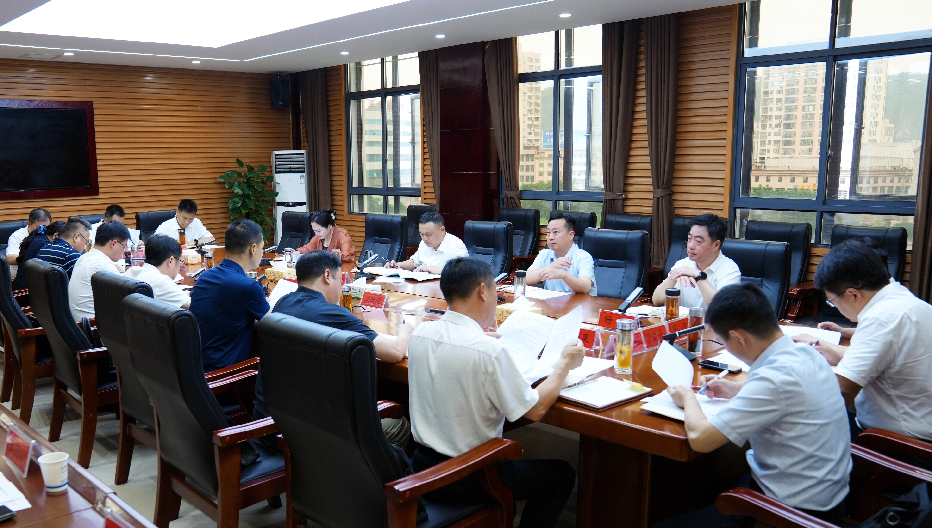 王功辉主持召开党政联席会议