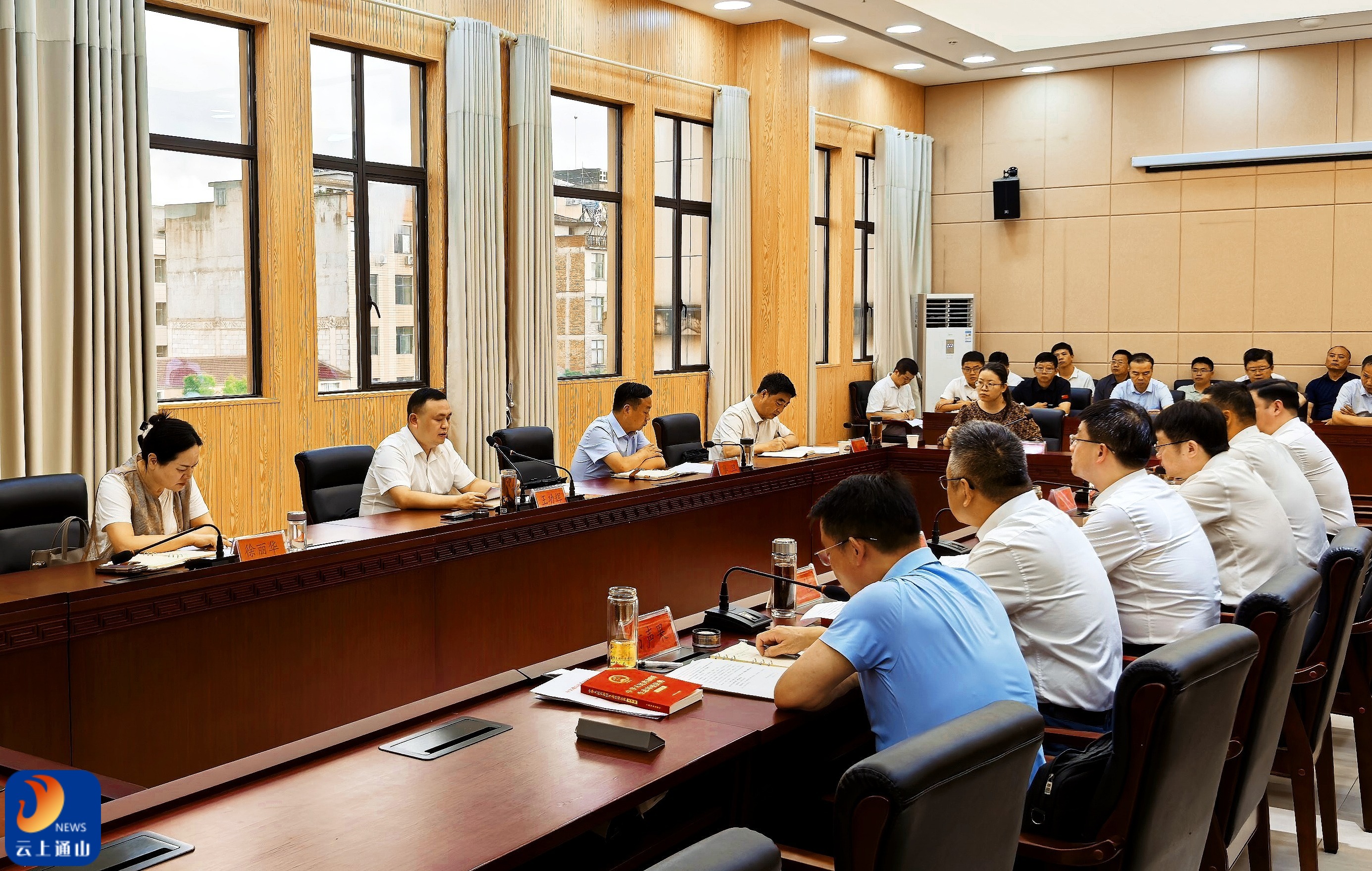 王功辉主持召开县委常委会会议