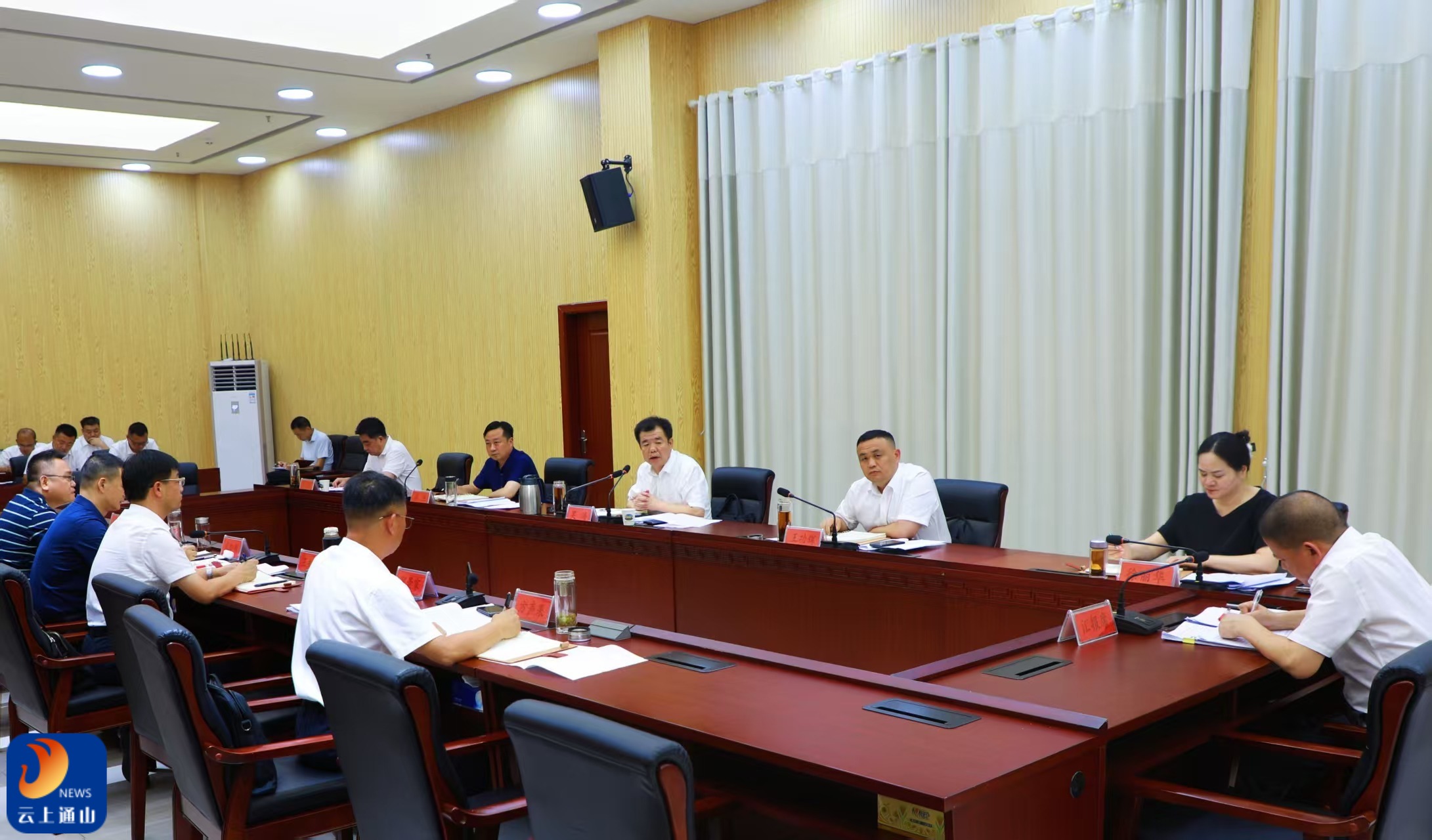 吴涛主持召开县委常委会会议
