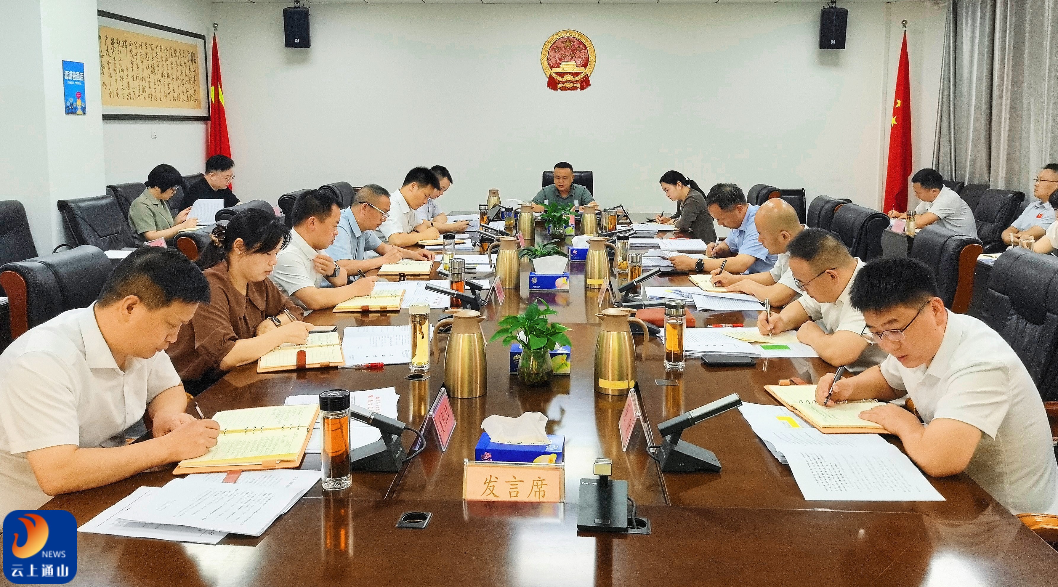 王功辉主持召开县政府常务会议