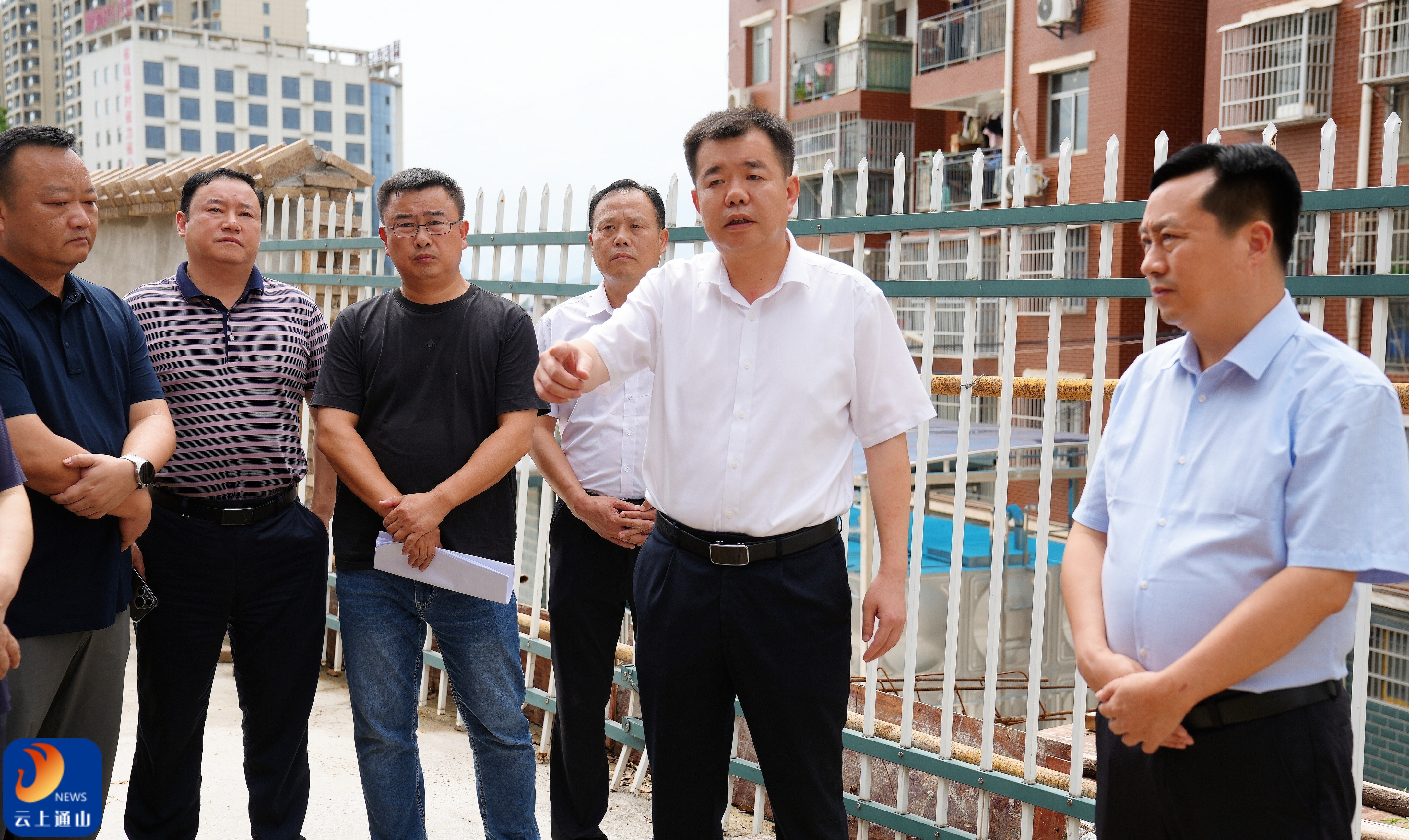 吴涛现场督办点桂小区围墙堵路问题时强调 直面历史遗留问题 疏通民生“堵点”