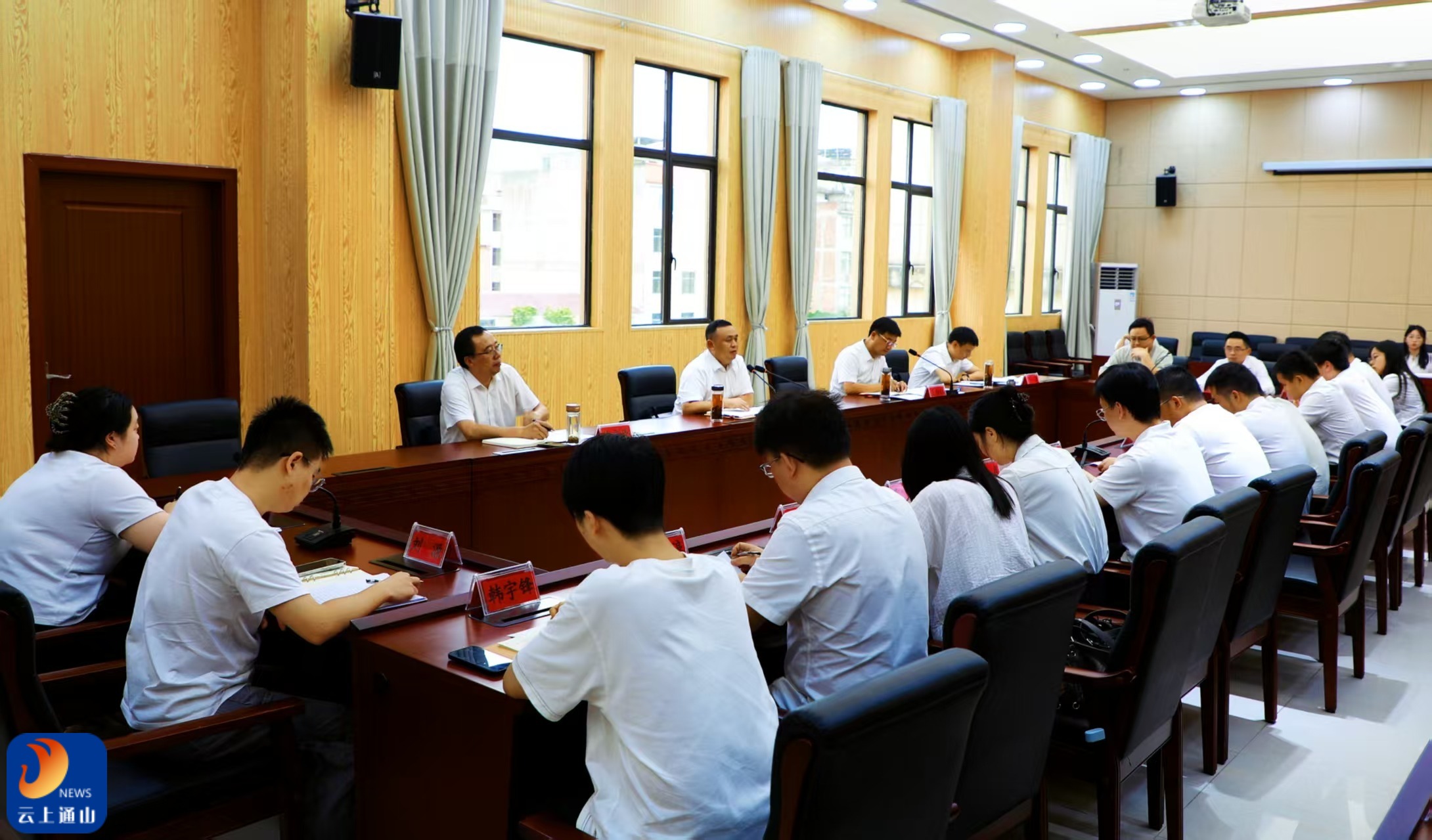 王功辉与全县第三期年轻干部经济专业能力实训班学员座谈