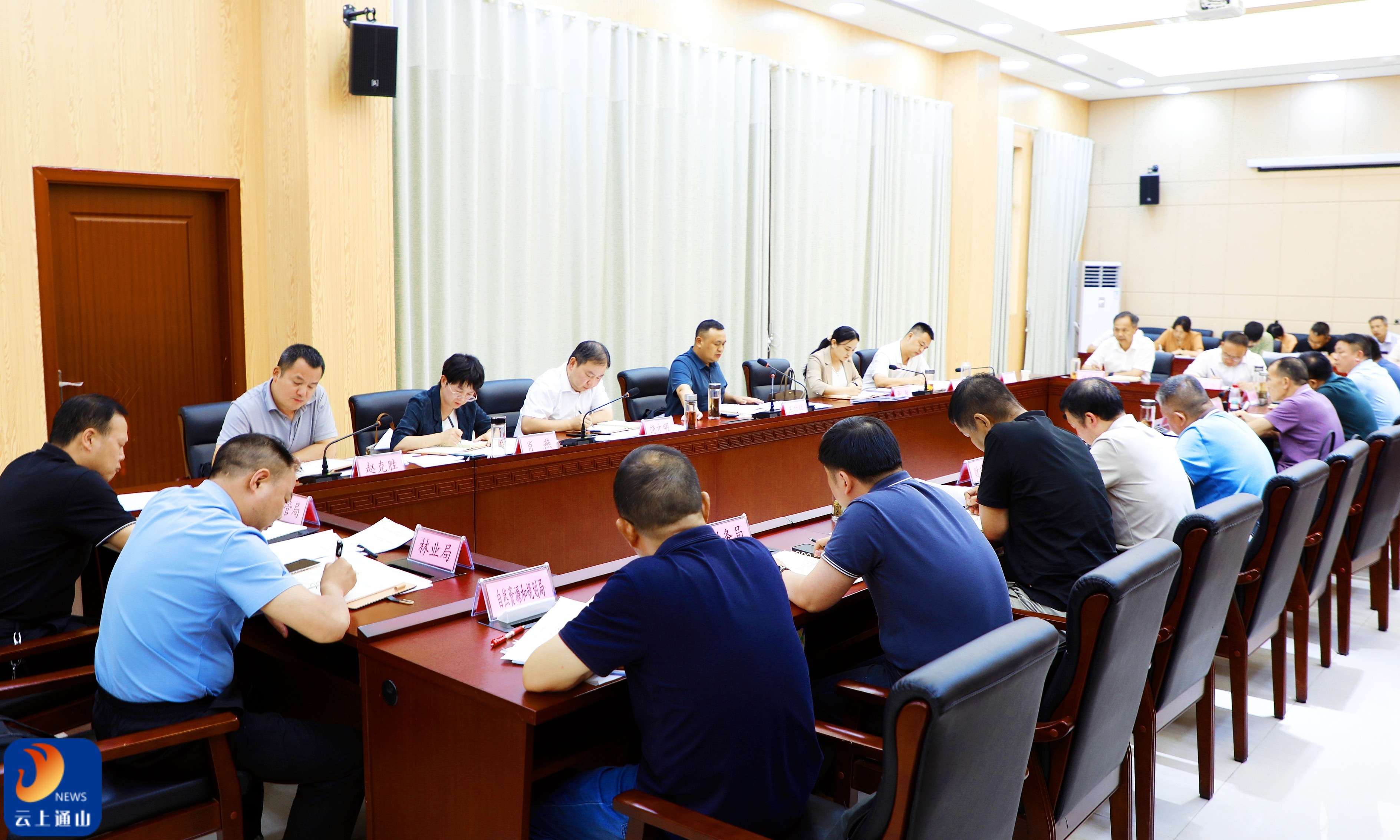 通山县召开重点项目入库纳统及“四上企业”入规入限推进会