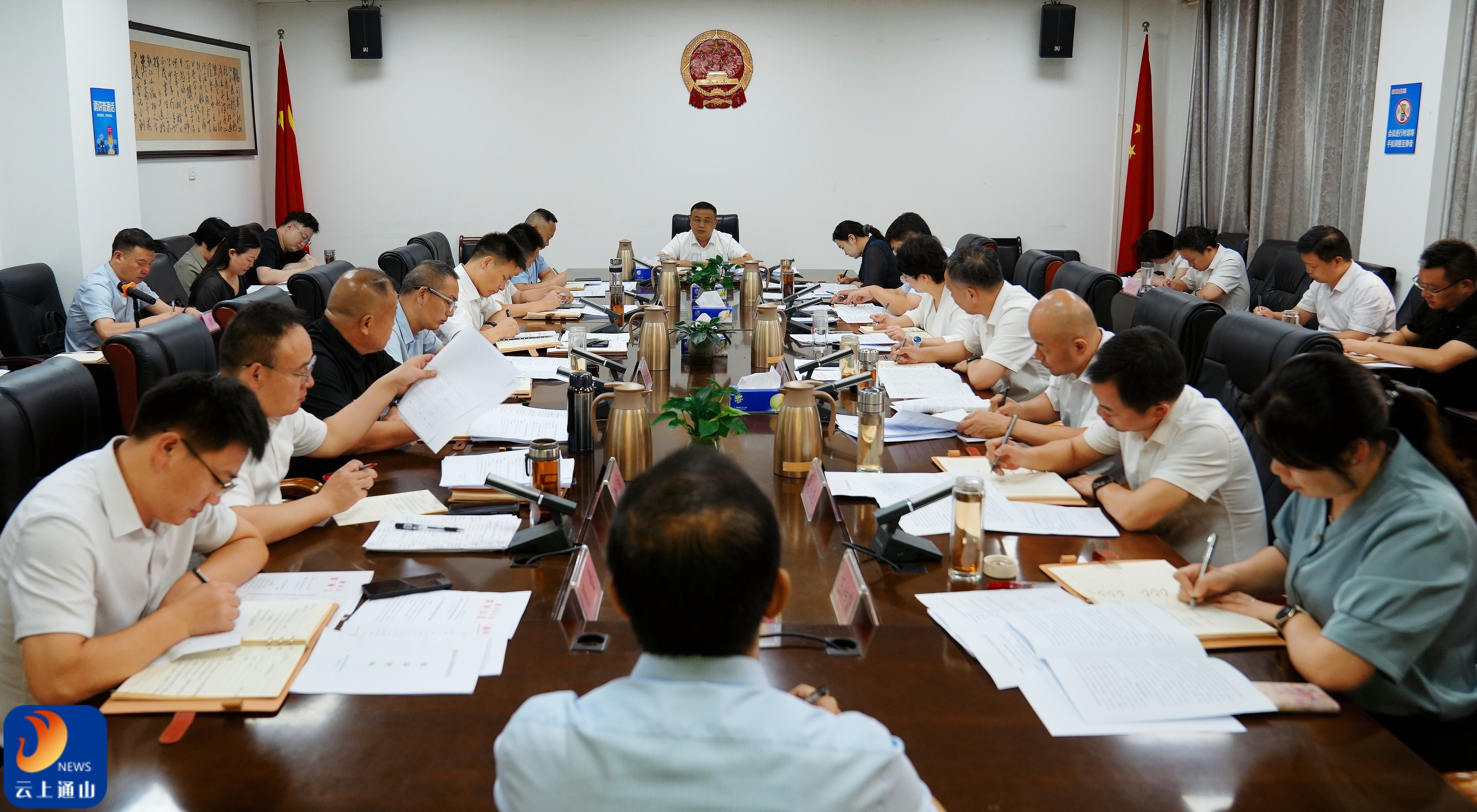 王功辉主持召开县政府常务会议