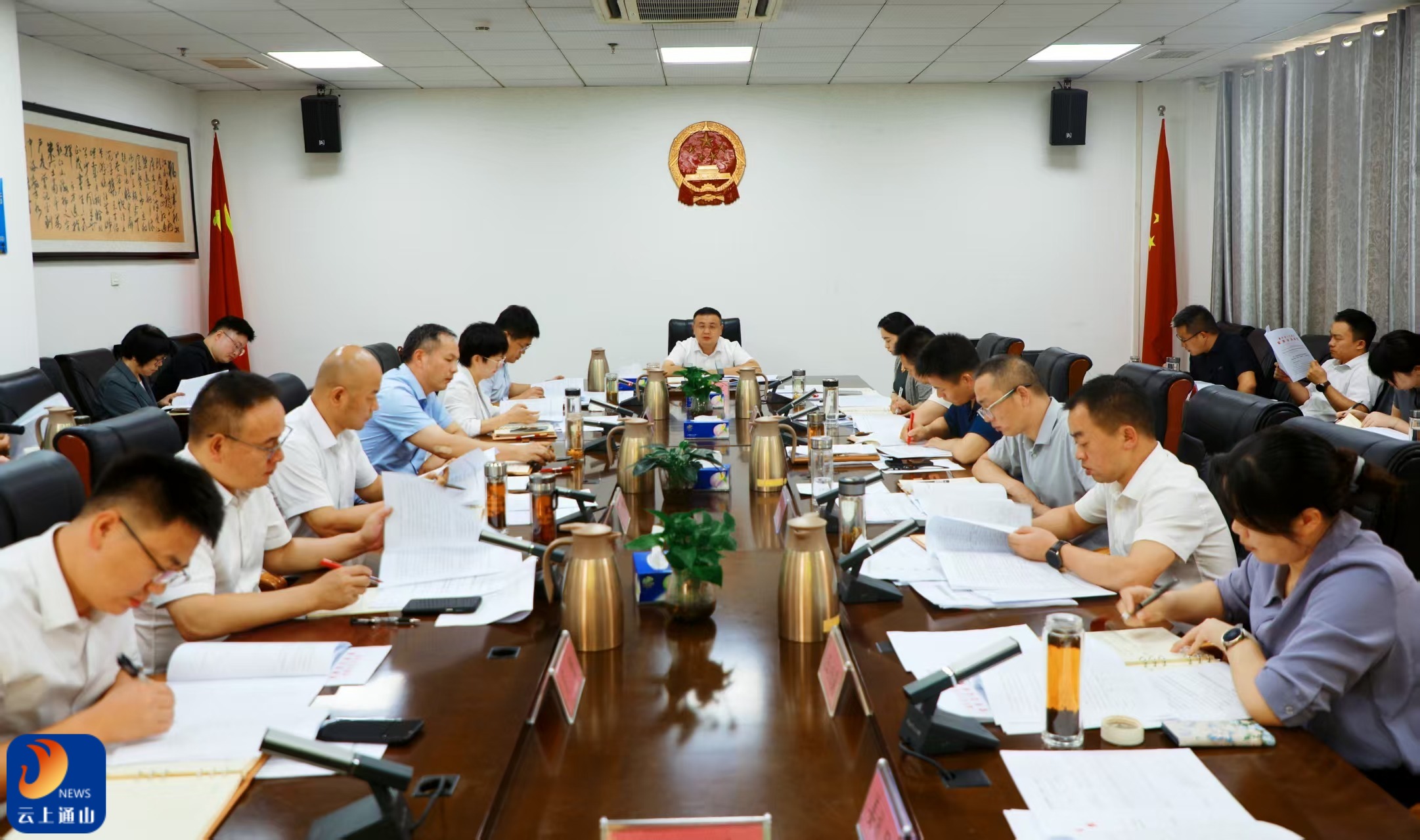 王功辉主持召开县政府常务会议