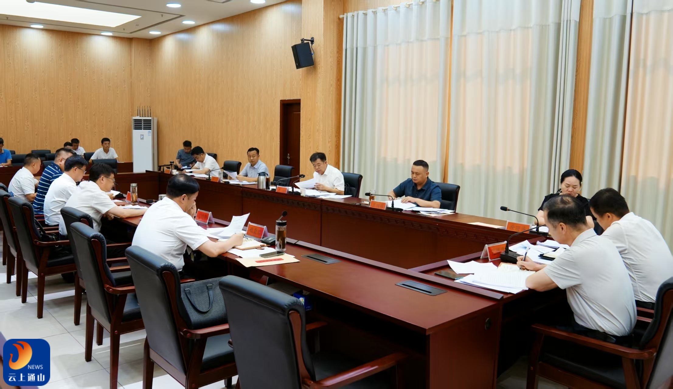 吴涛主持召开县委常委会会议
