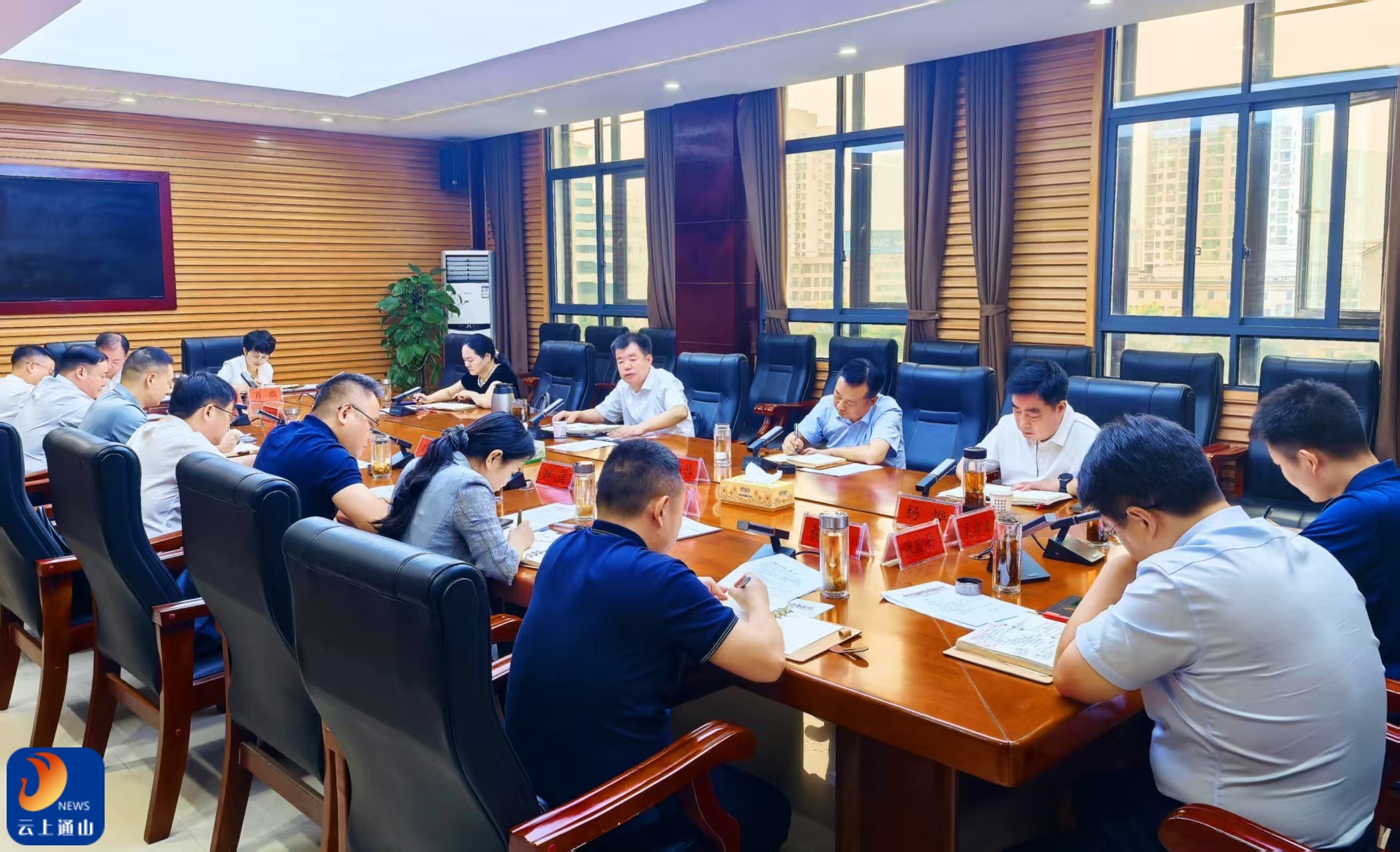 吴涛主持召开党政联席会议