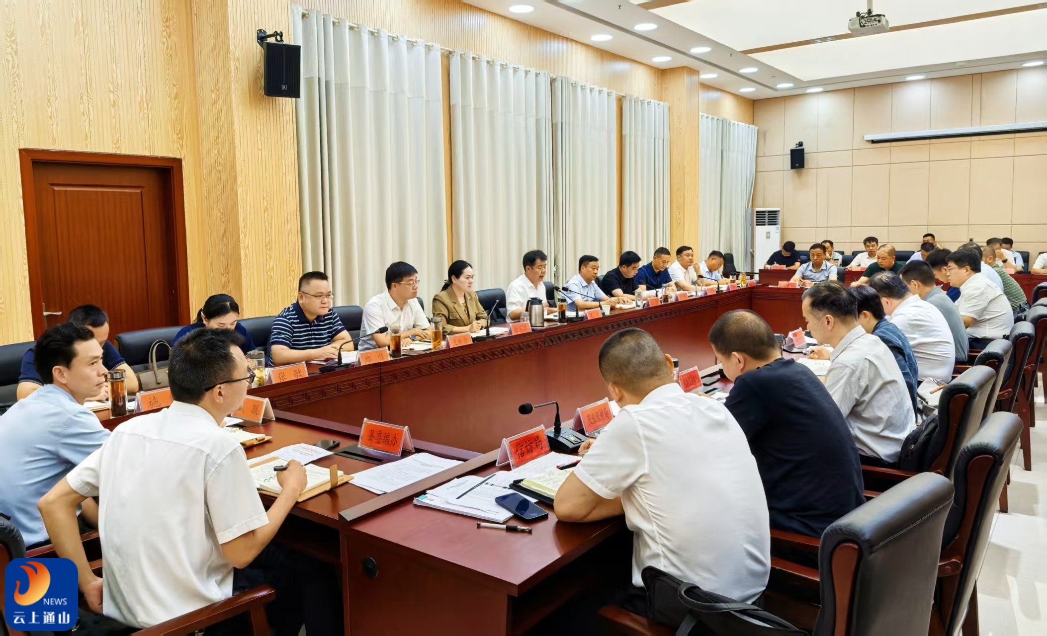 吴涛在全县群众身边不正之风和腐败问题集中整治工作调度会议上强调: 以决战决胜姿态纵深推进集中整治