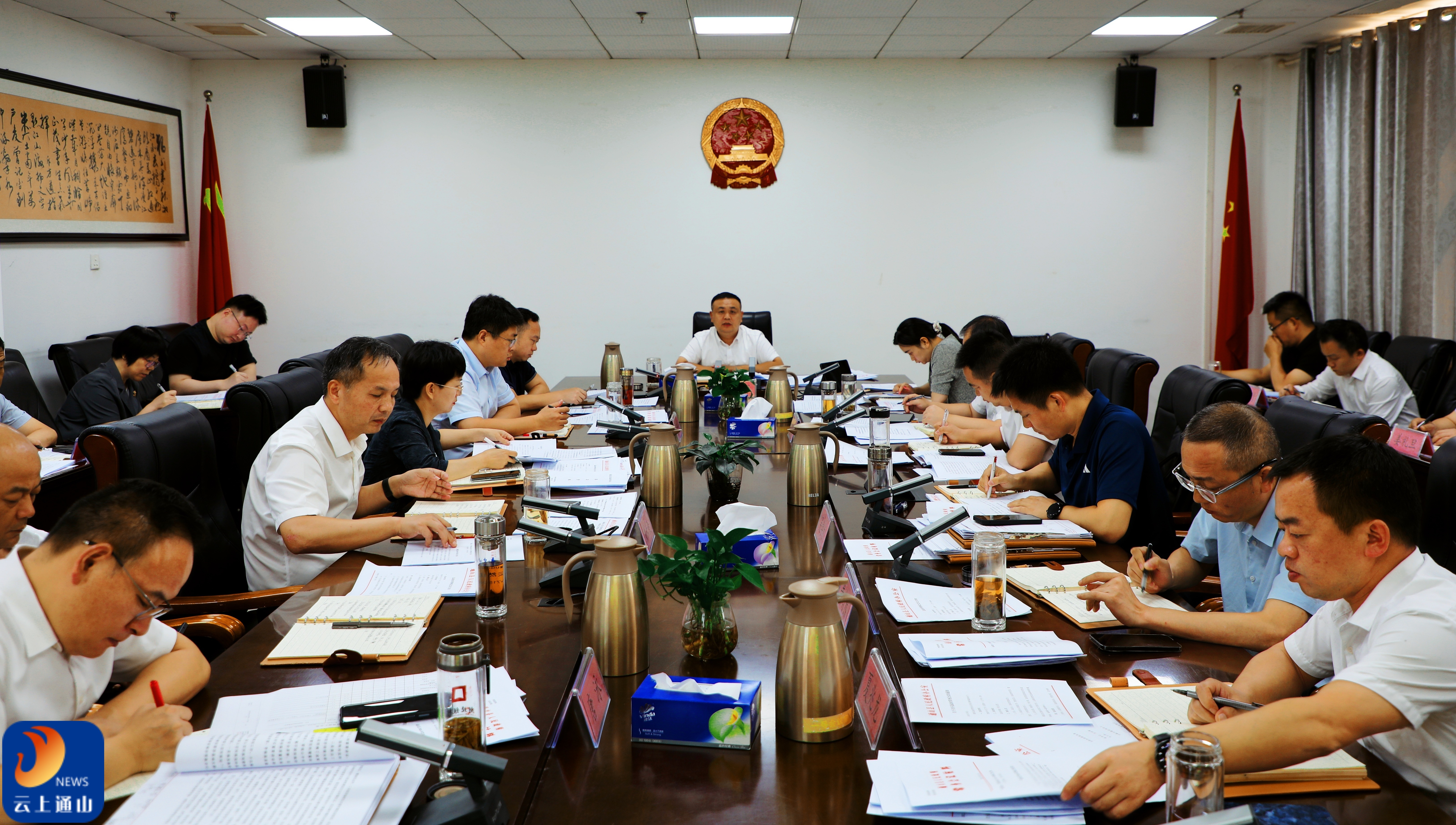 王功辉主持召开县政府常务会议