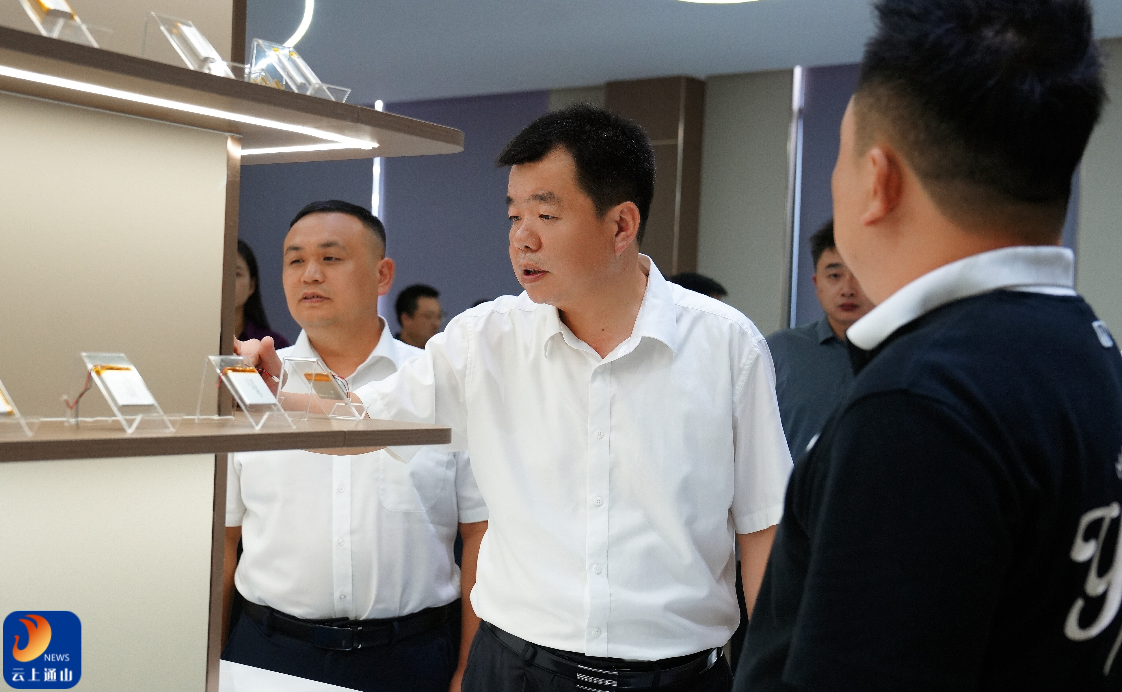 吴涛 王功辉调研我县工业经济发展工作