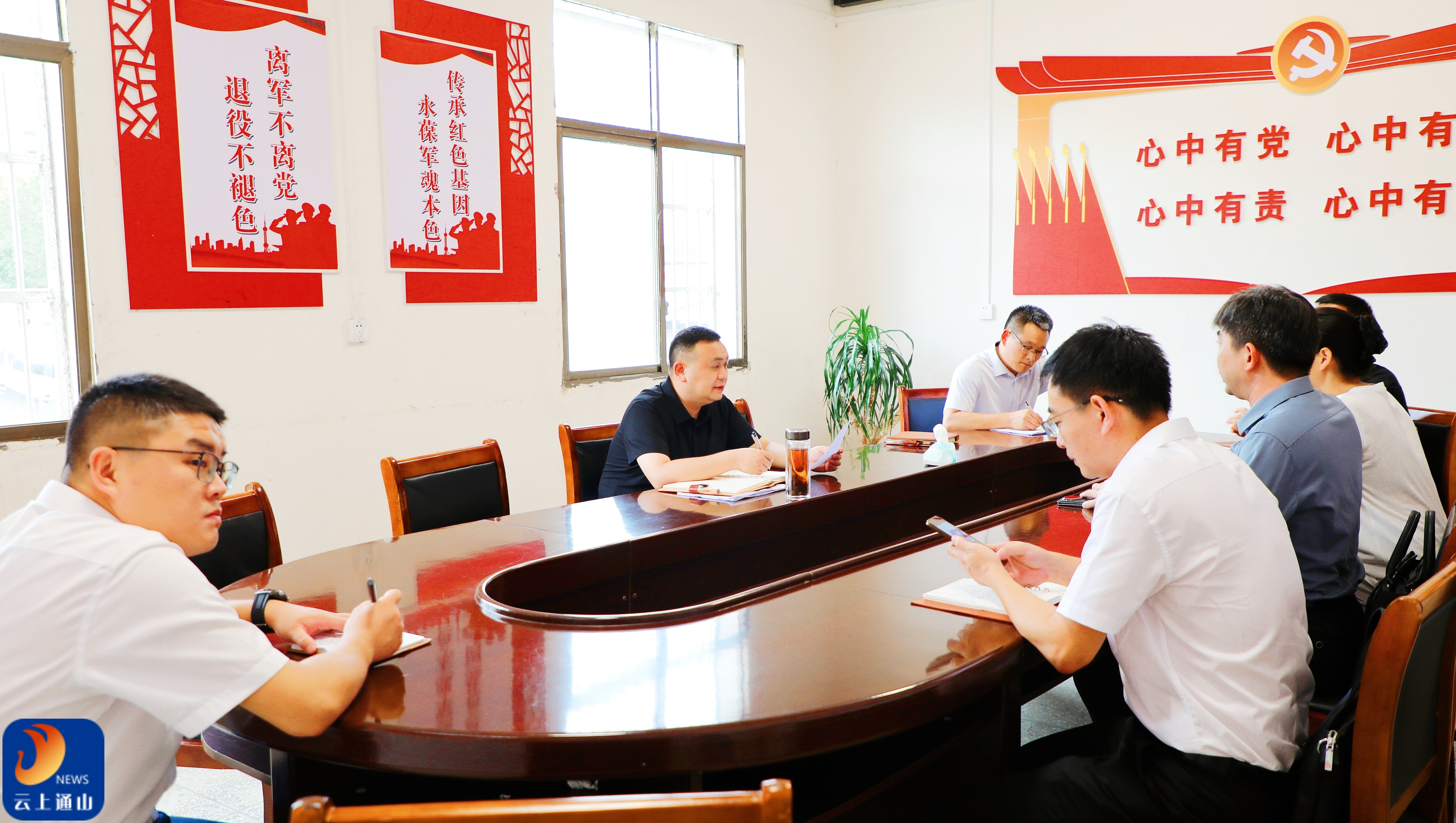 王功辉到闯王镇汪家畈村调研农村基础设施建设