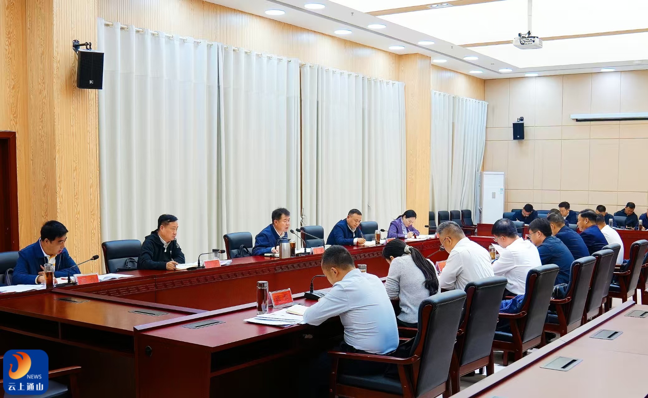 吴涛主持召开县委常委会会议