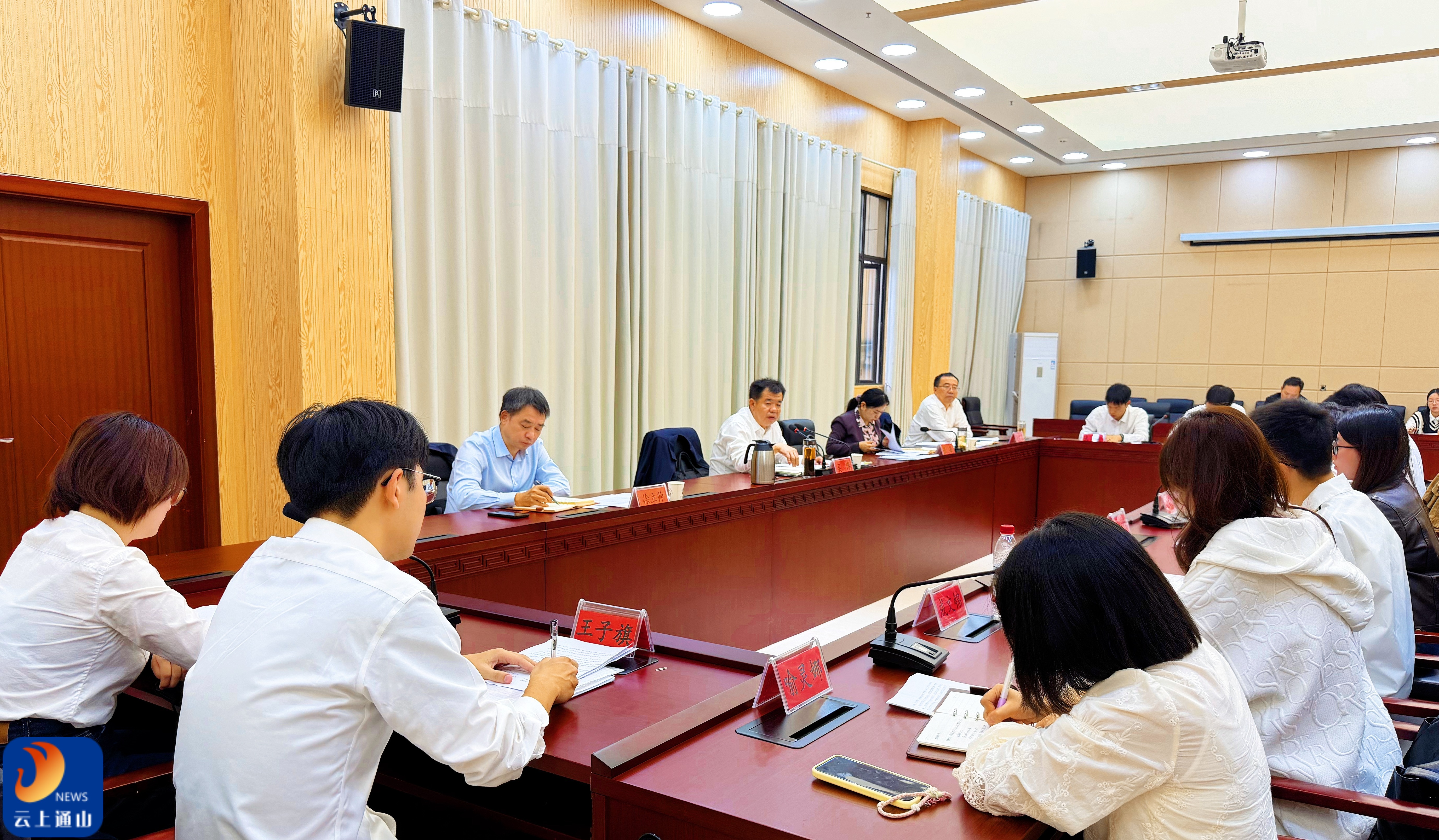 吴涛出席全县第四期年轻干部经济专业能力实训班座谈会