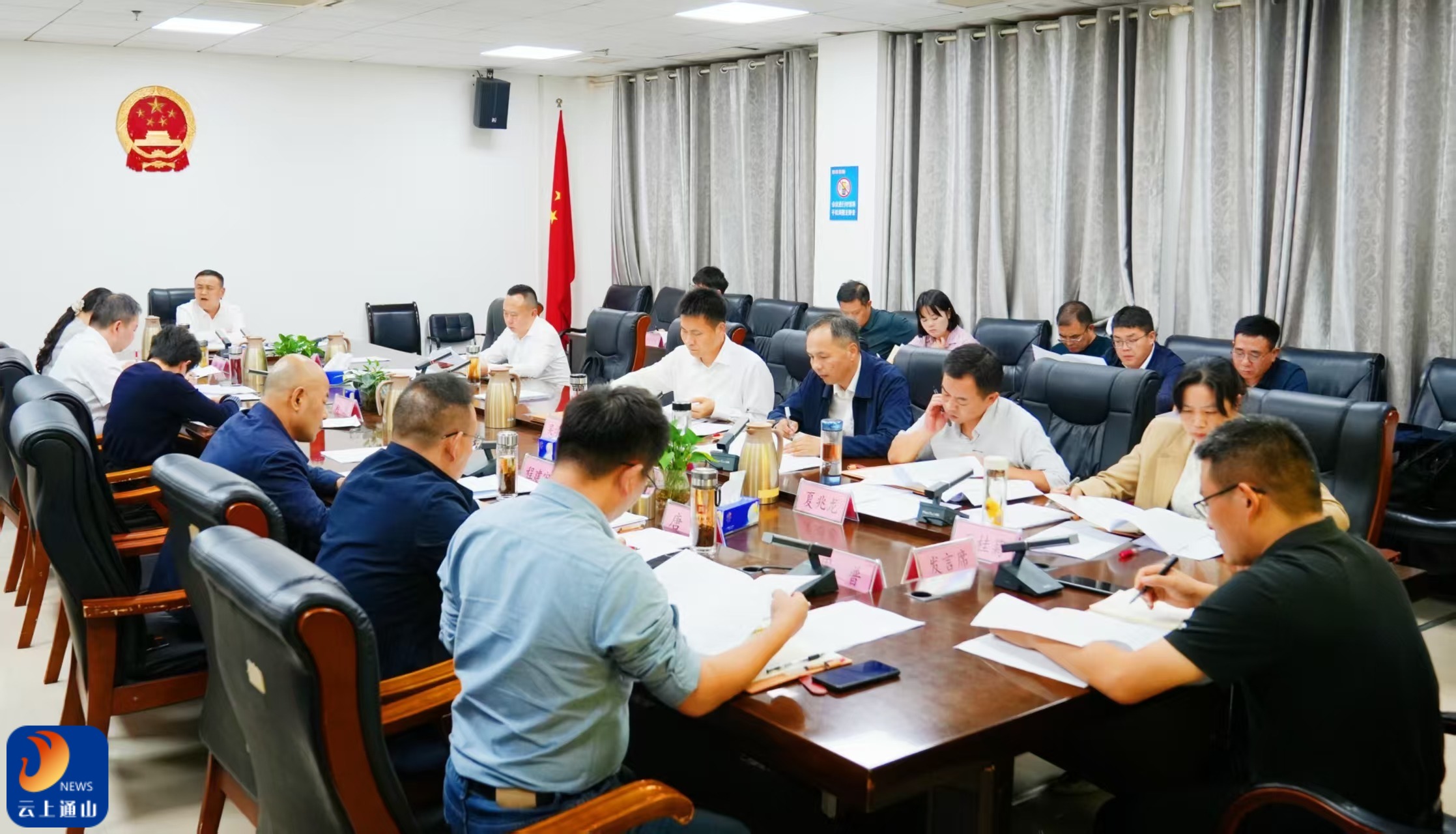 王功辉主持召开县政府常务会议