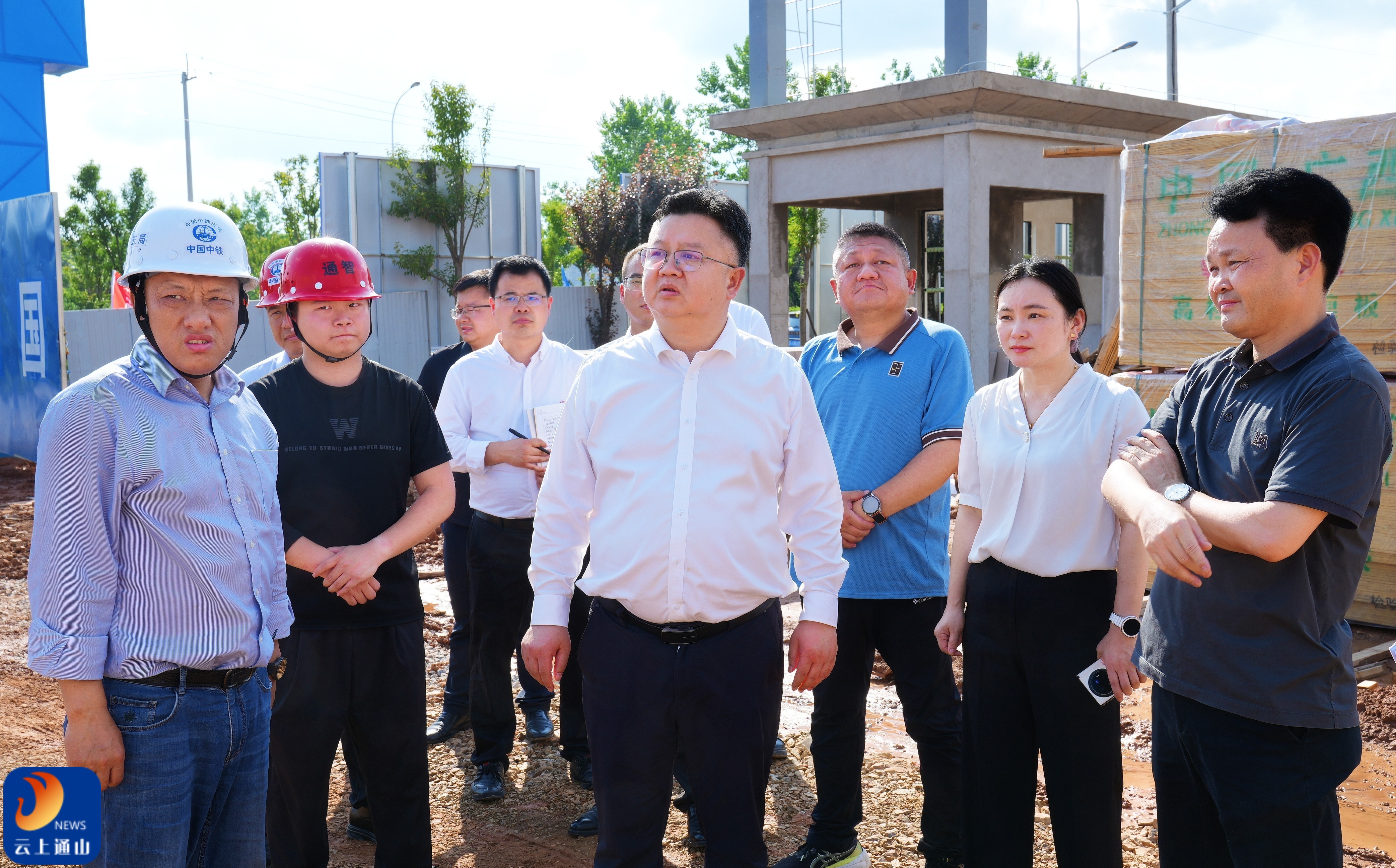 陈洪豪调研督导电子信息产业园建设时强调：一切围绕项目转 全力冲刺建设黄金期