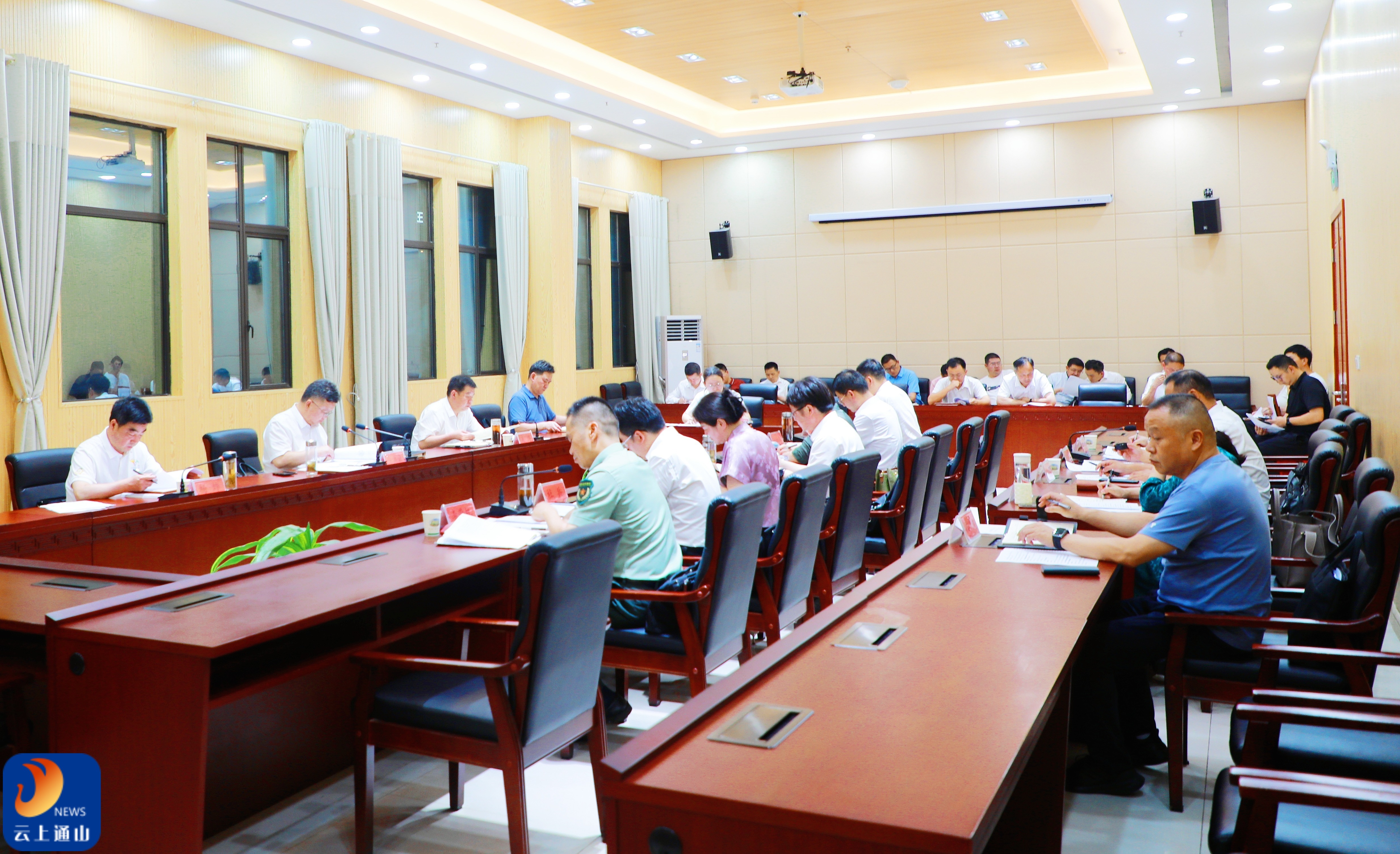 陈洪豪主持召开县委常委会会议