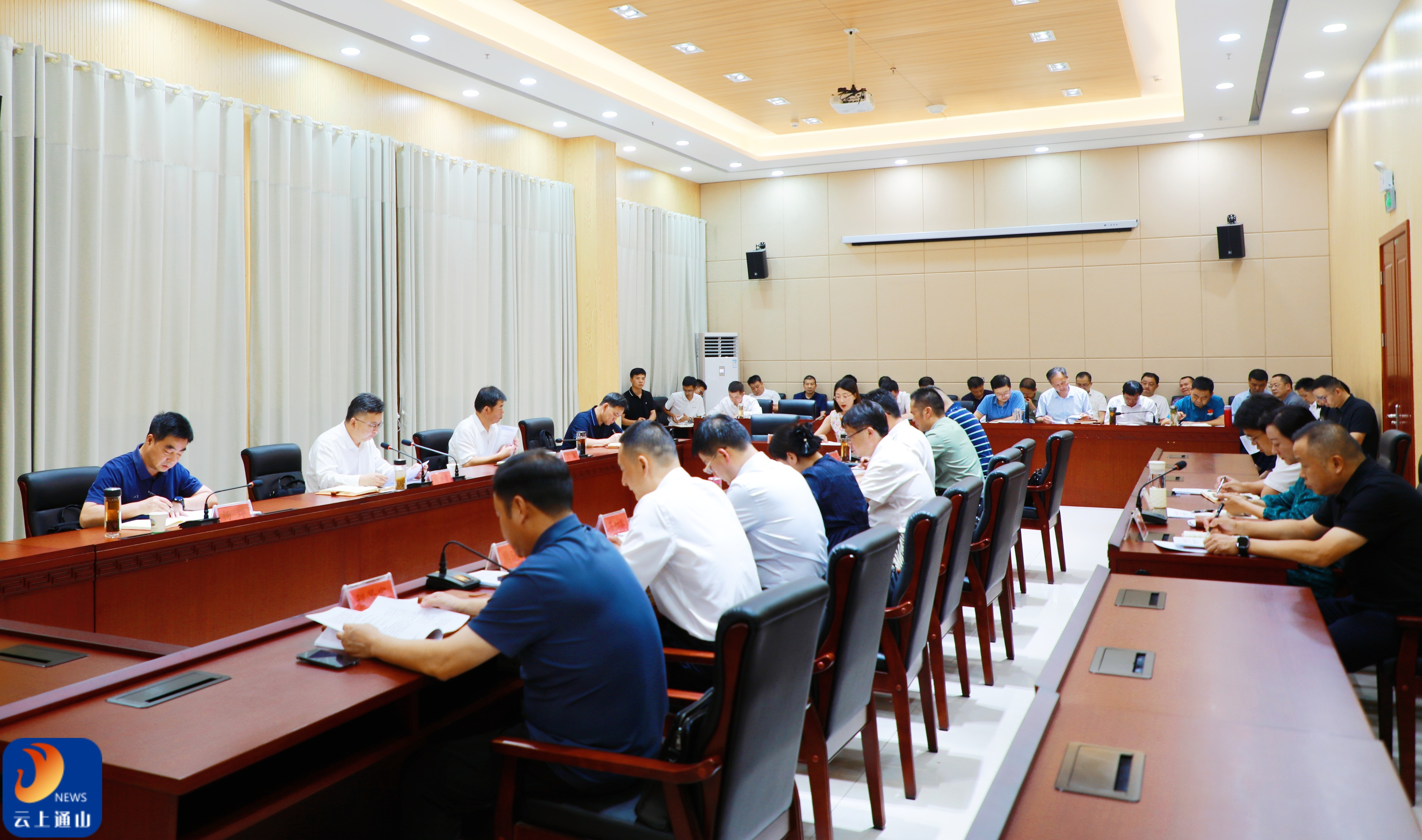 陈洪豪主持召开县委常委会会议