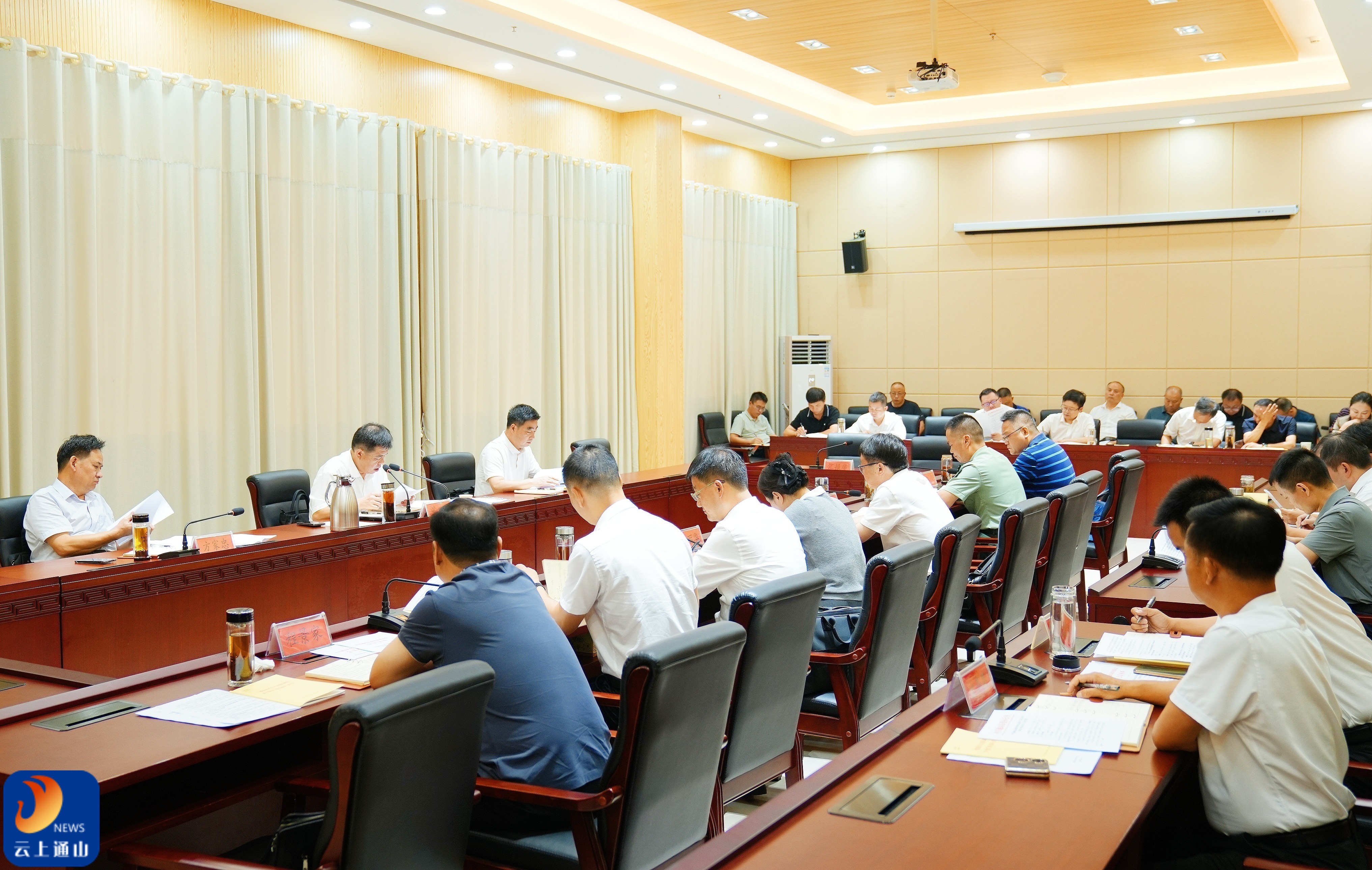 吴涛主持召开县委常委会会议