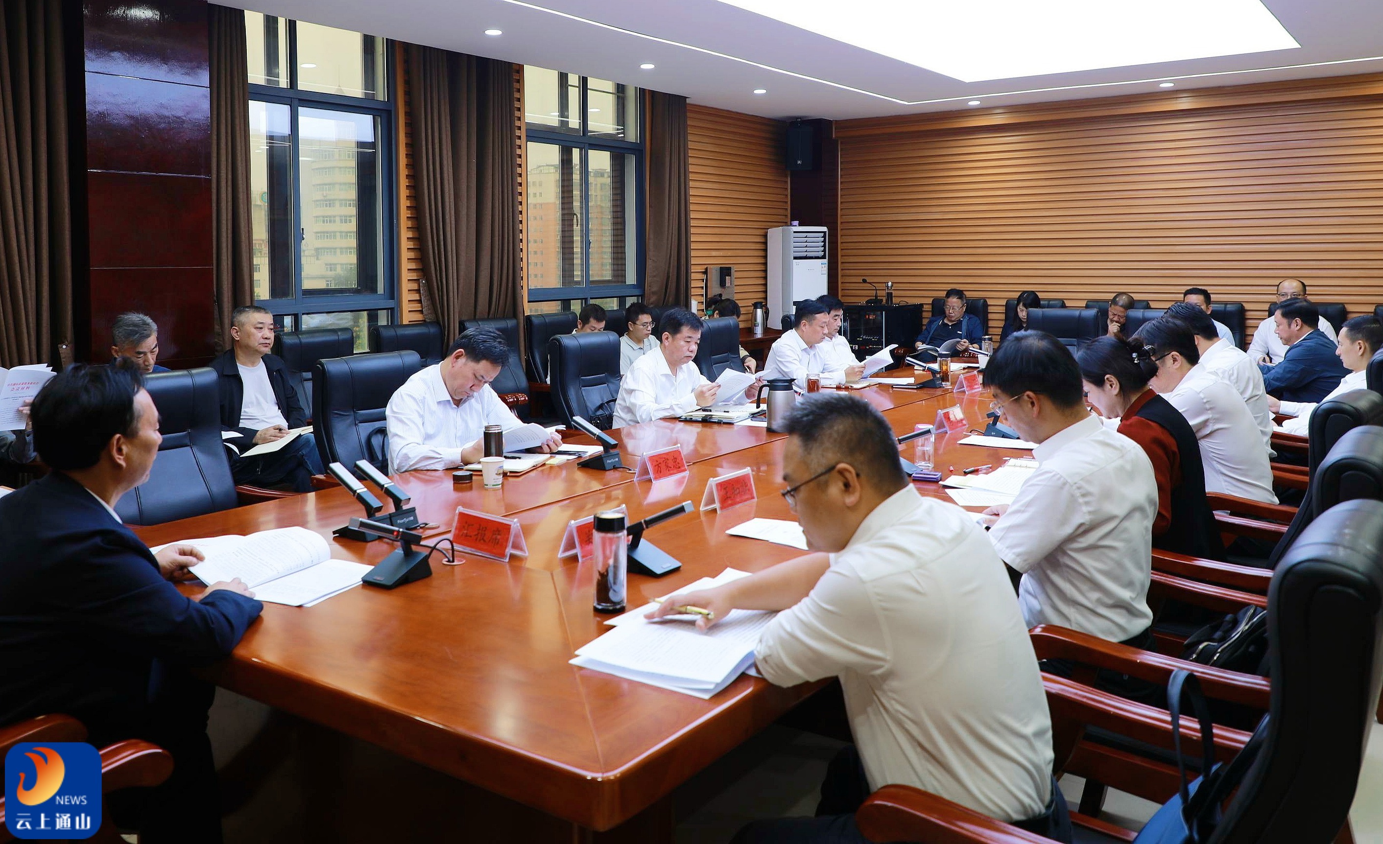 吴涛主持召开县委常委会会议