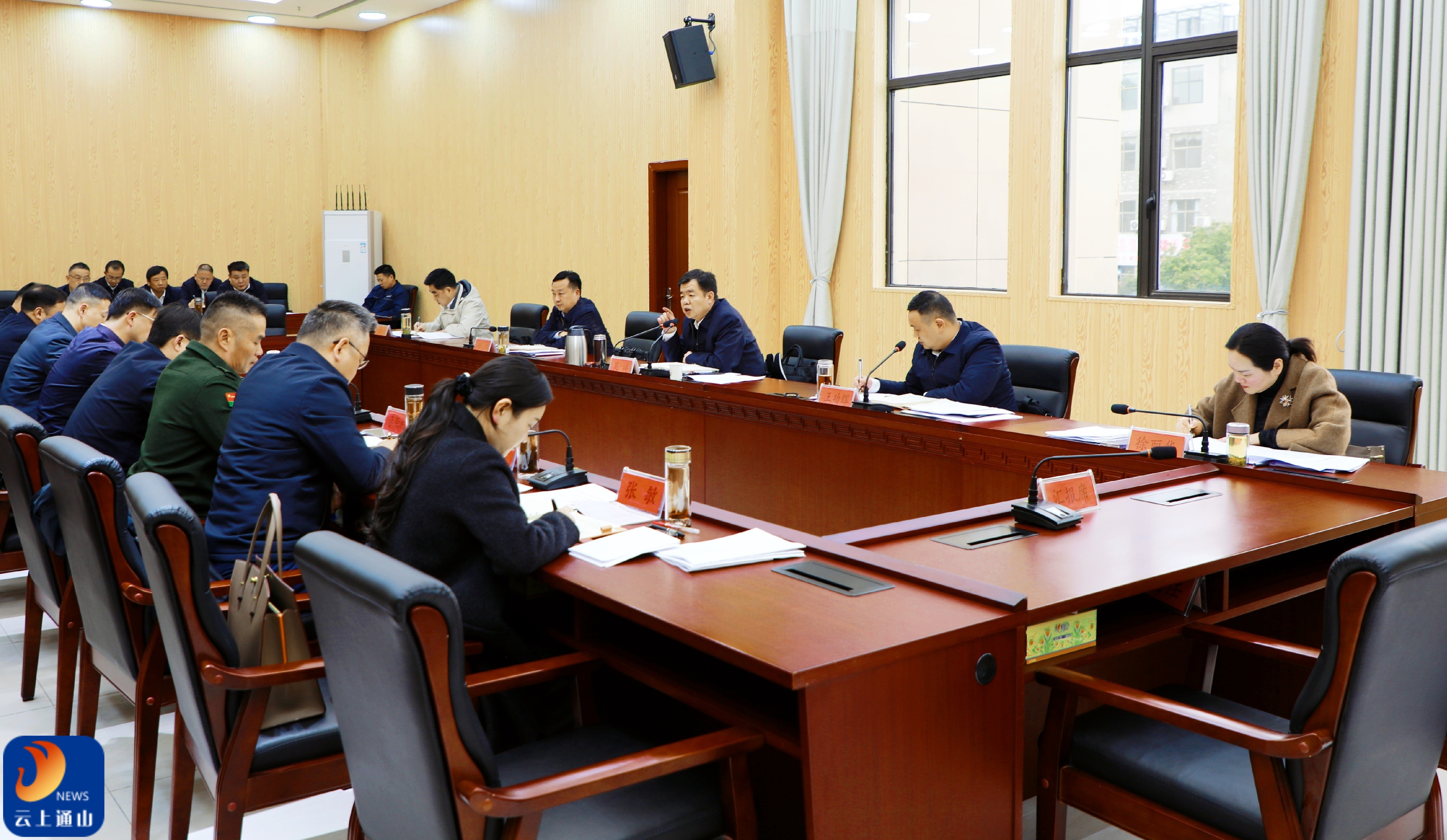 吴涛主持召开县委常委会会议