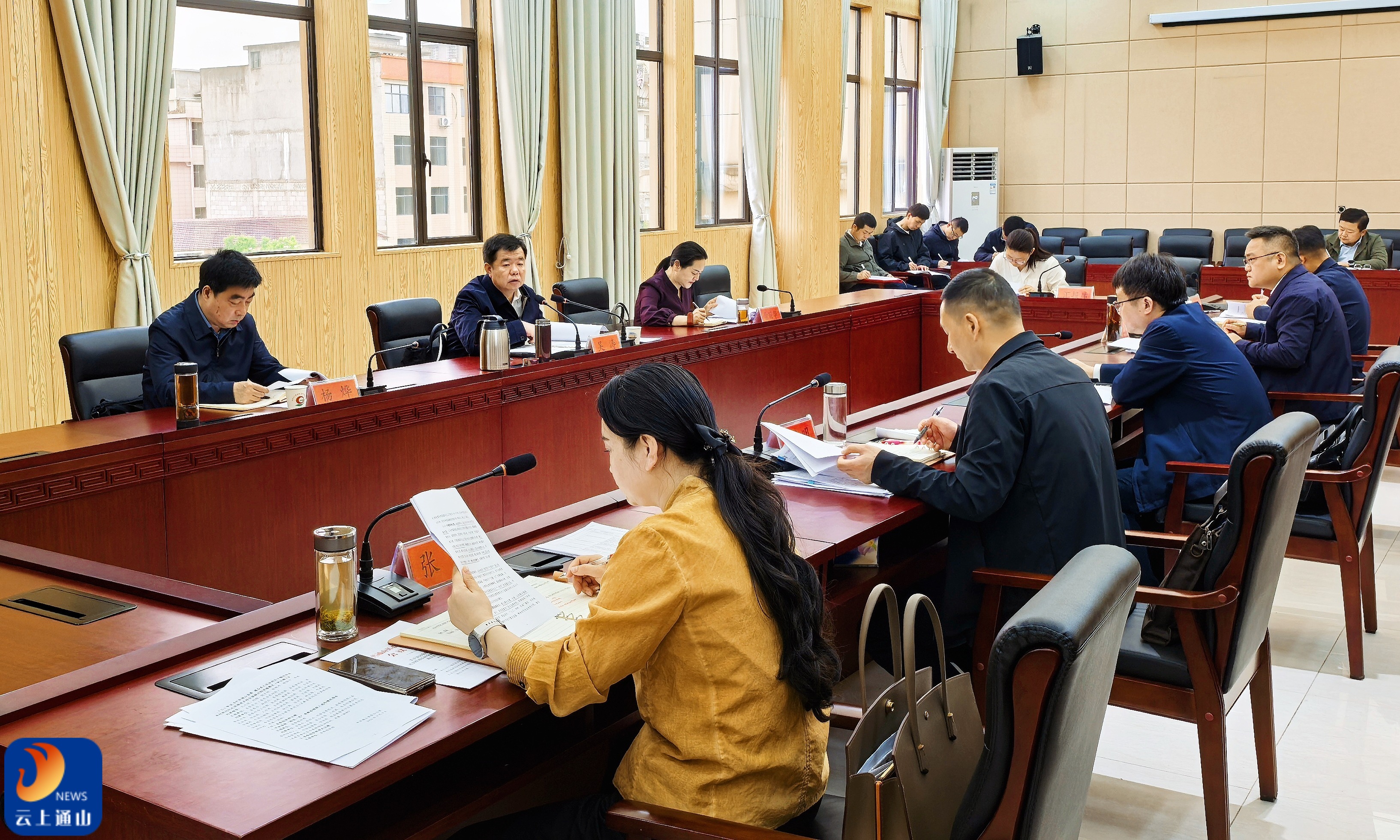 吴涛主持召开县委常委会会议