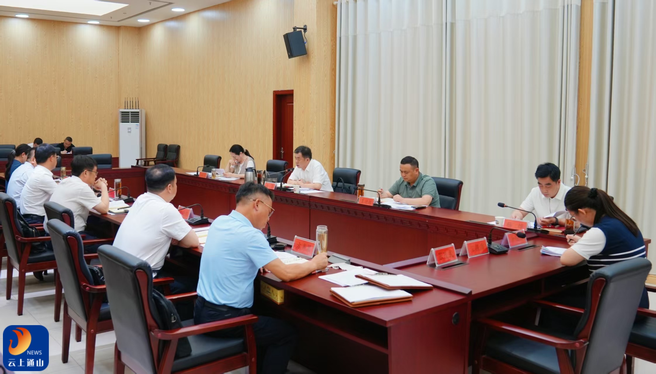 吴涛主持召开县委常委会会议