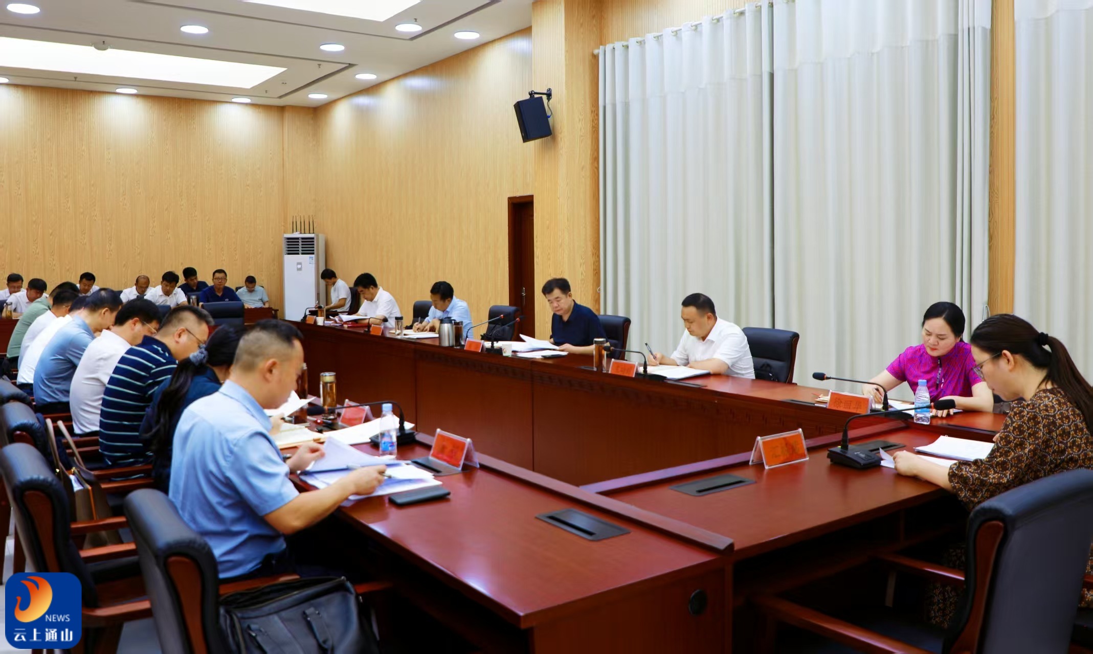 吴涛主持召开县委常委会会议
