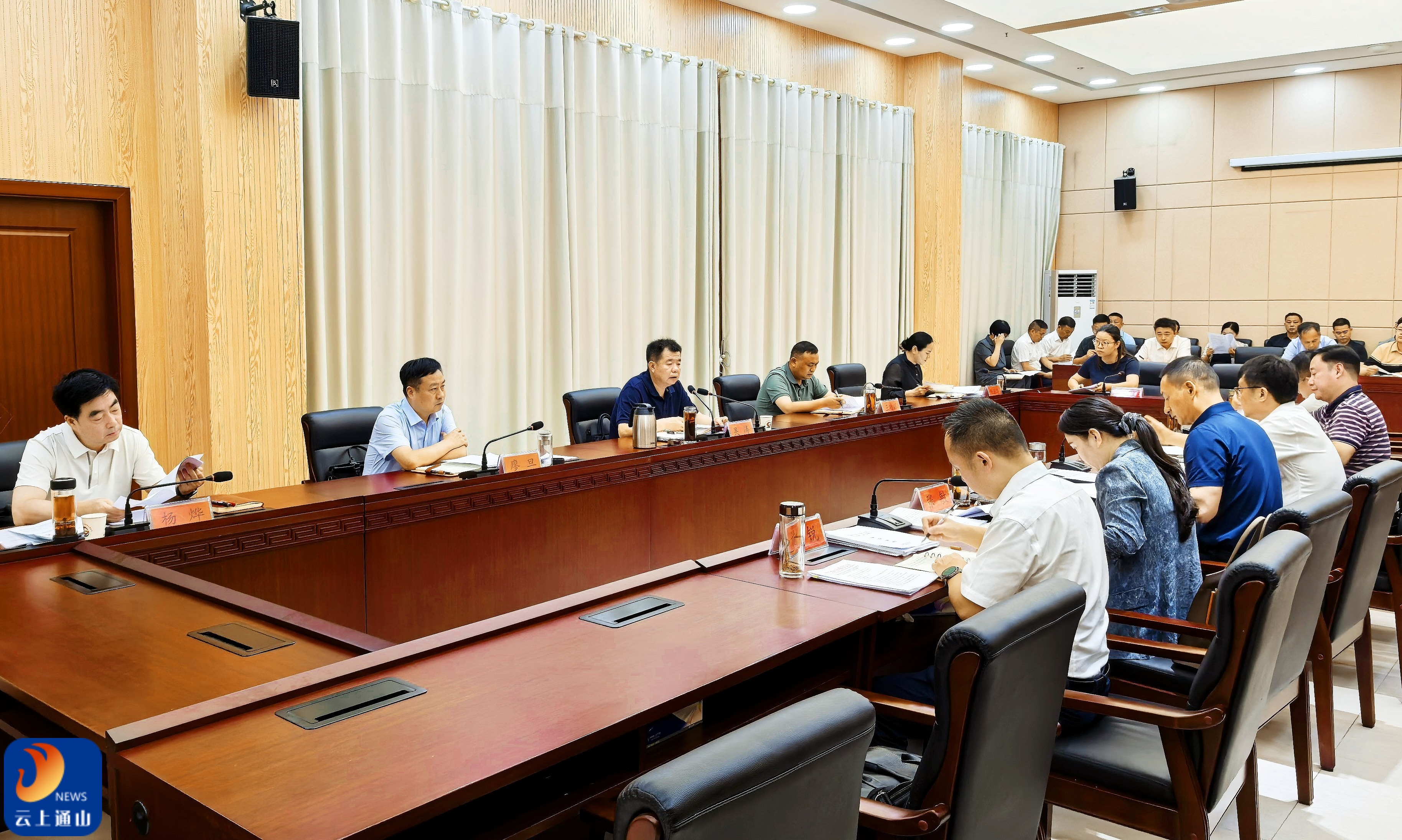 吴涛主持召开县委常委会会议