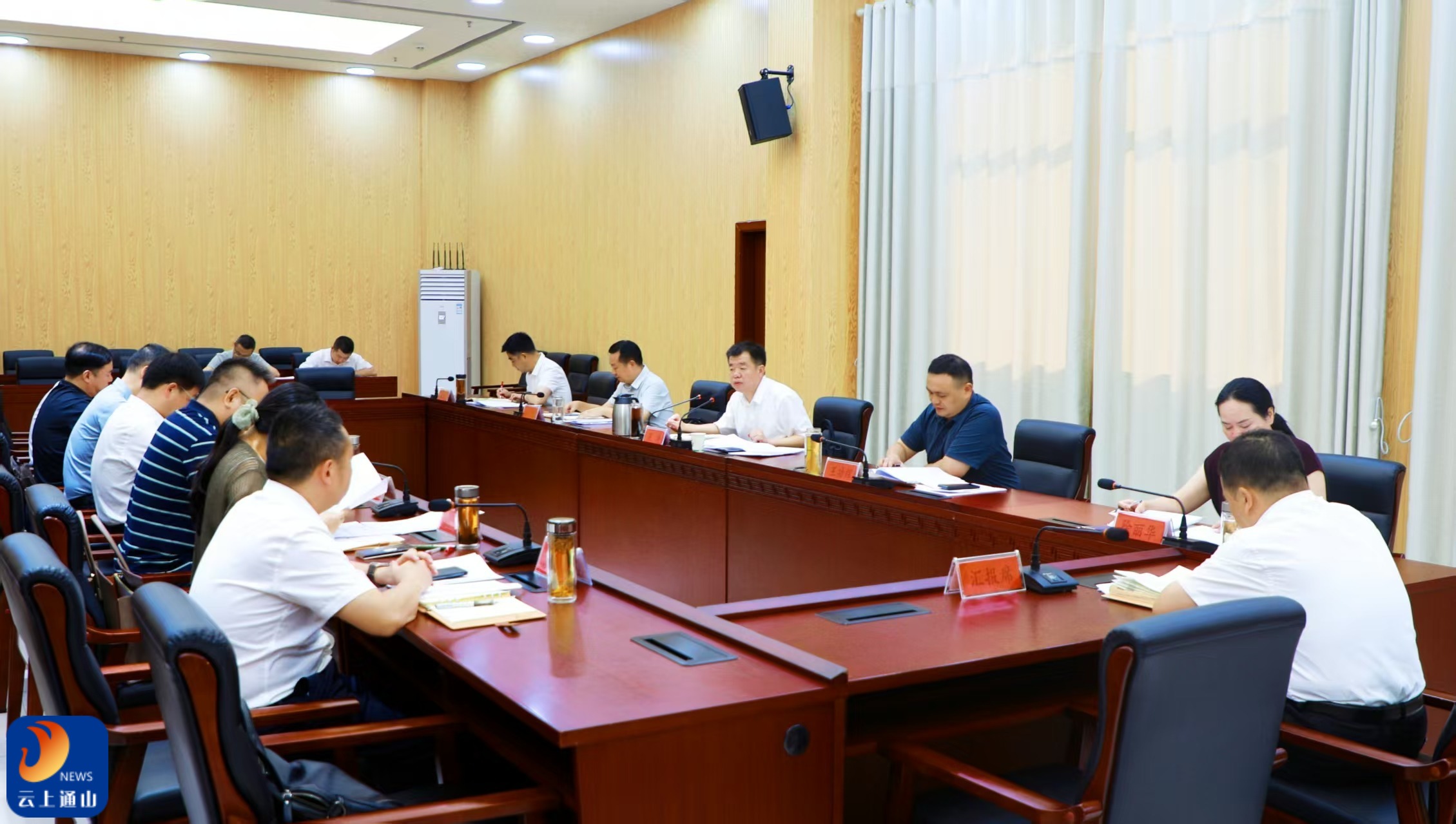 吴涛主持召开县委常委会会议