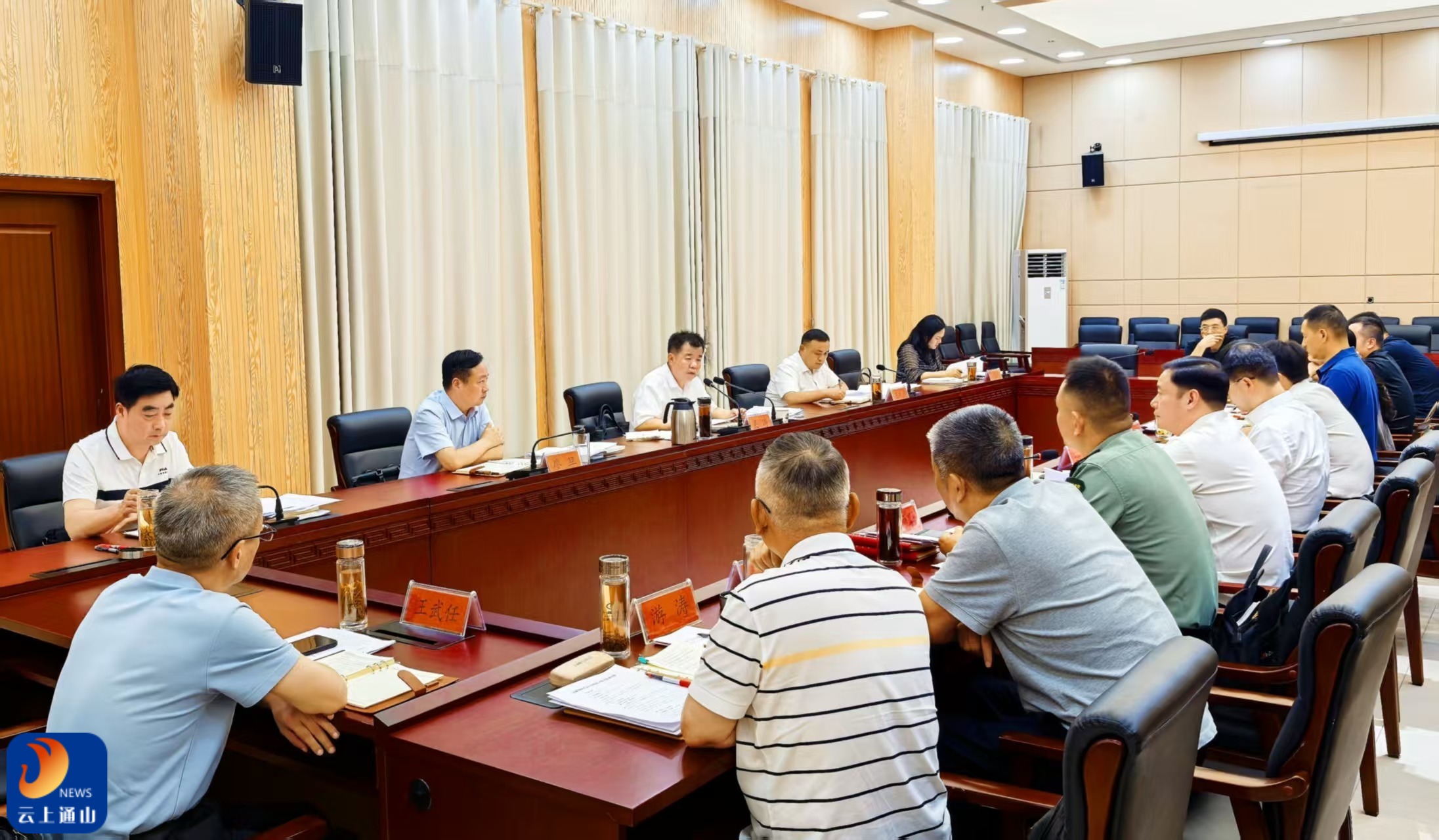 吴涛主持召开县委理论学习中心组集中学习会议