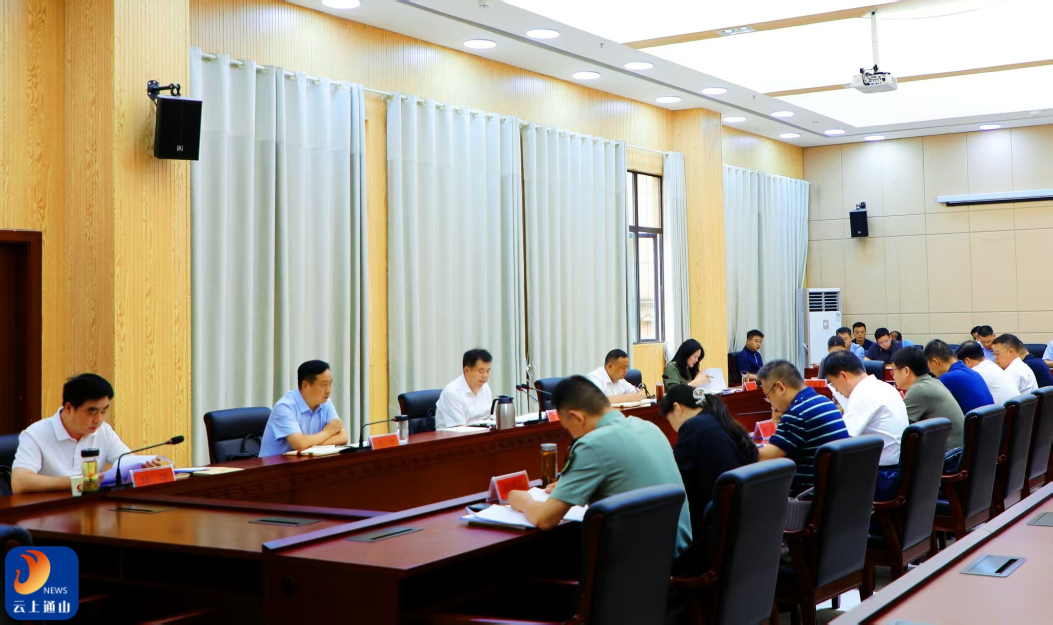 吴涛主持召开县委常委会会议