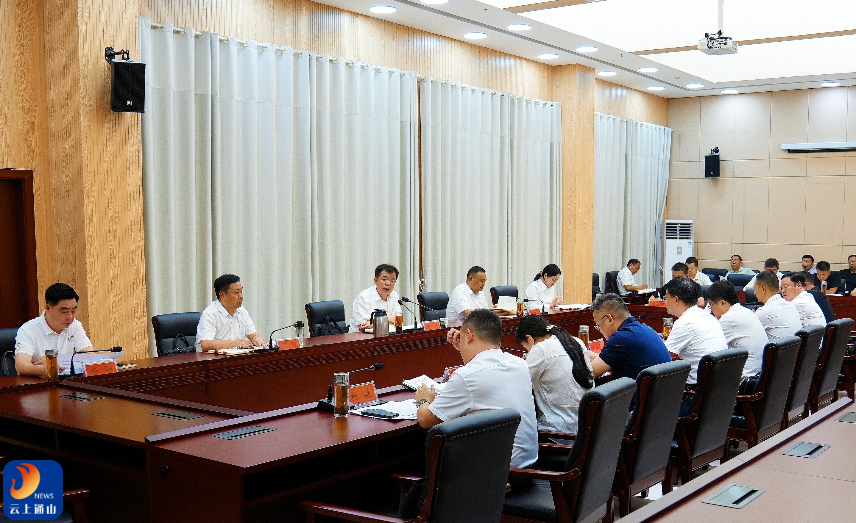 吴涛主持召开县委常委会会议