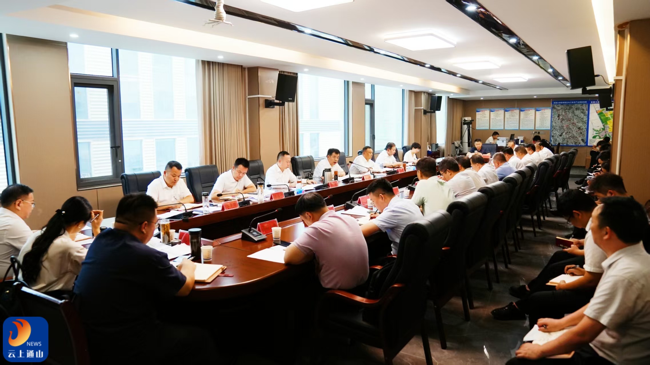 吴涛主持召开全县经济运行分析研判会