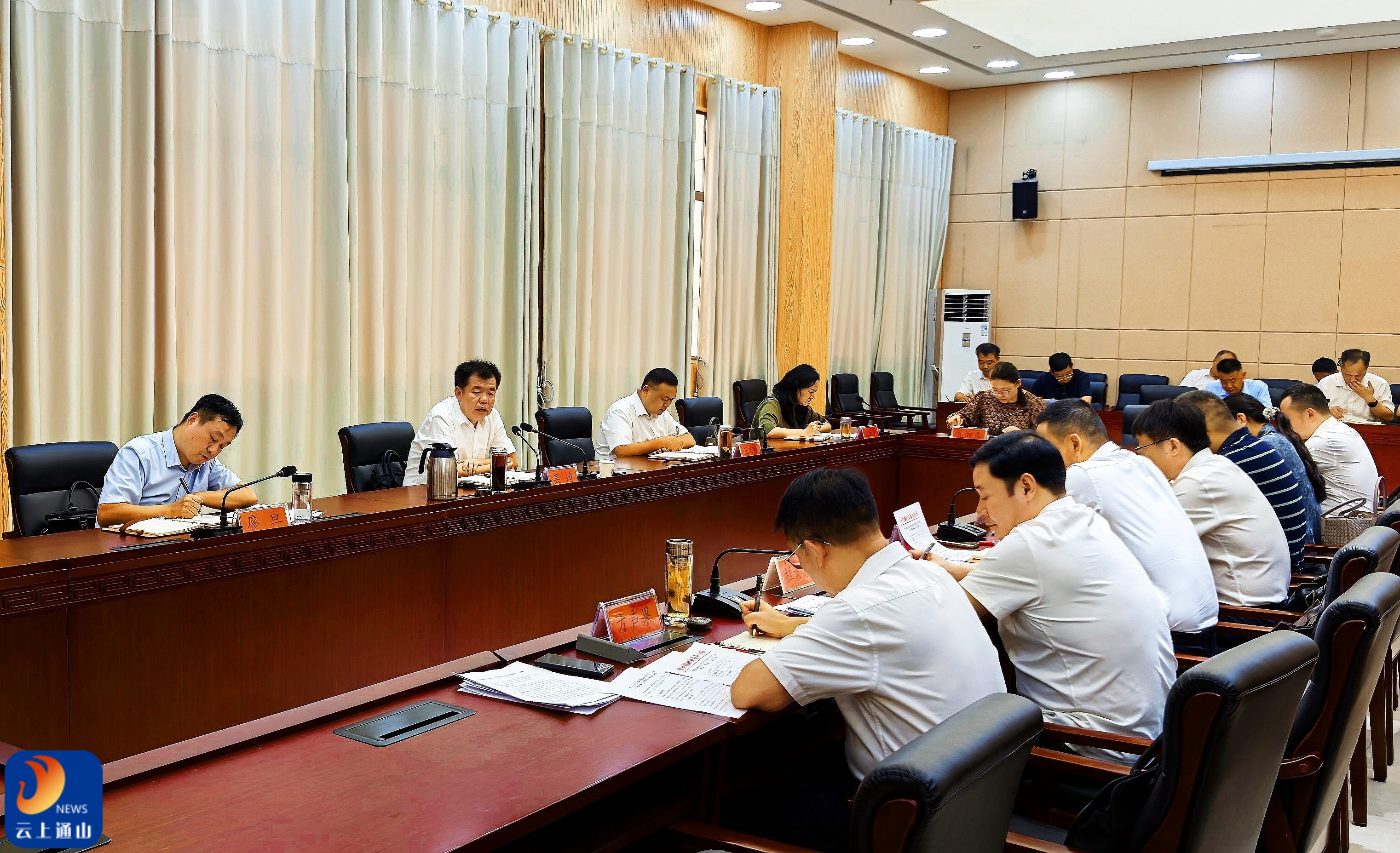 吴涛主持召开县委常委会会议