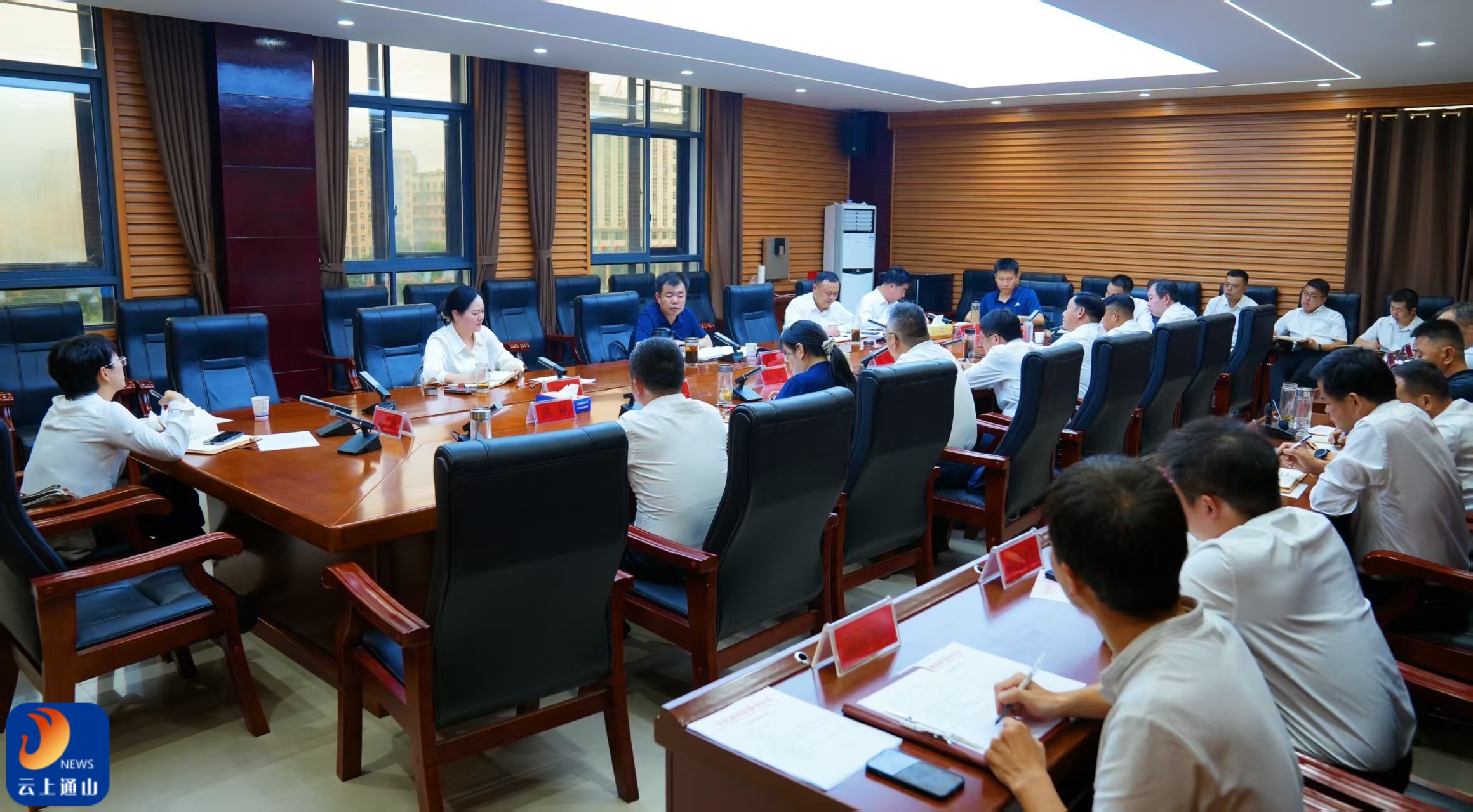 吴涛主持召开党政联席会议