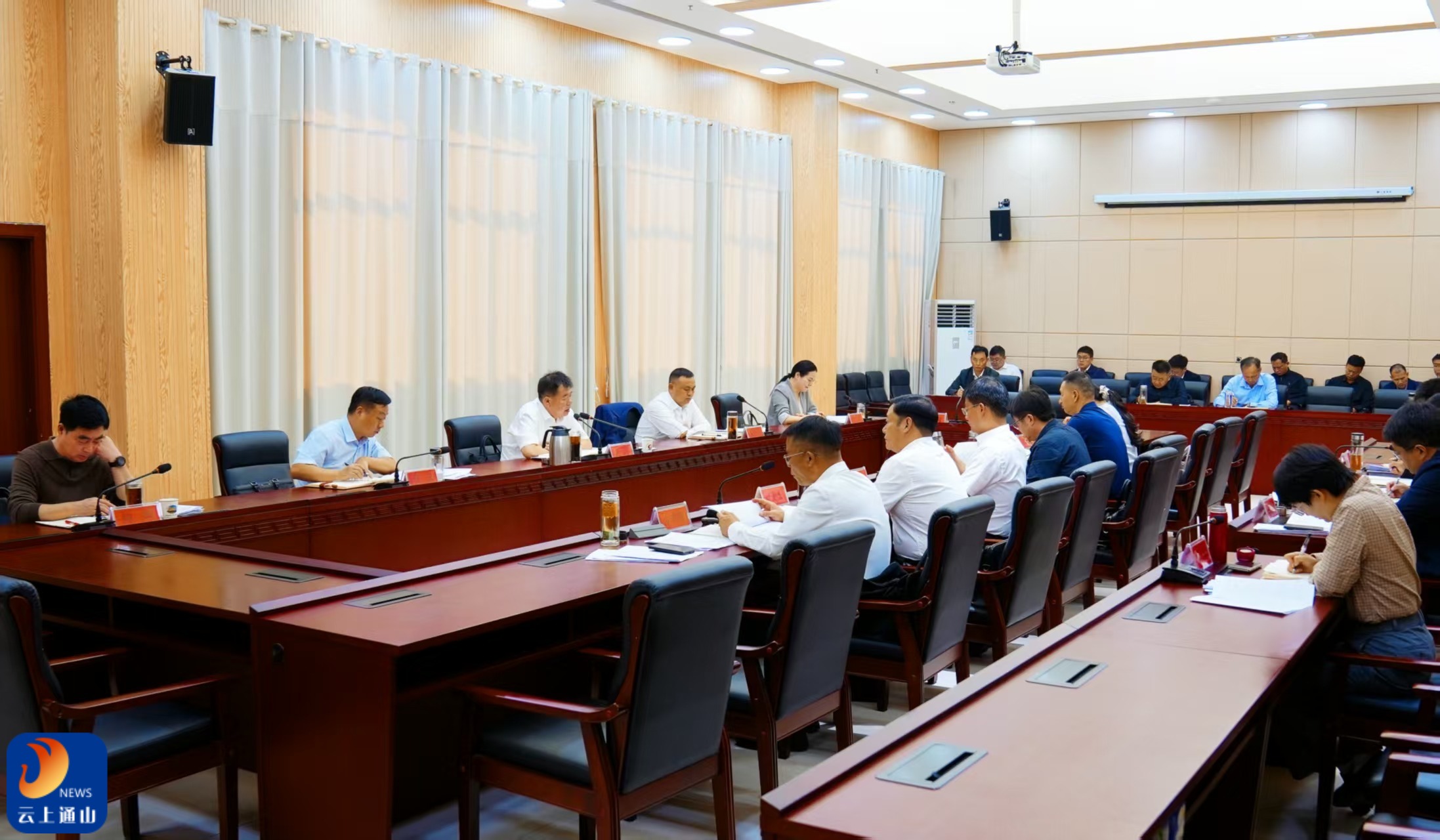 吴涛主持召开县委常委会会议
